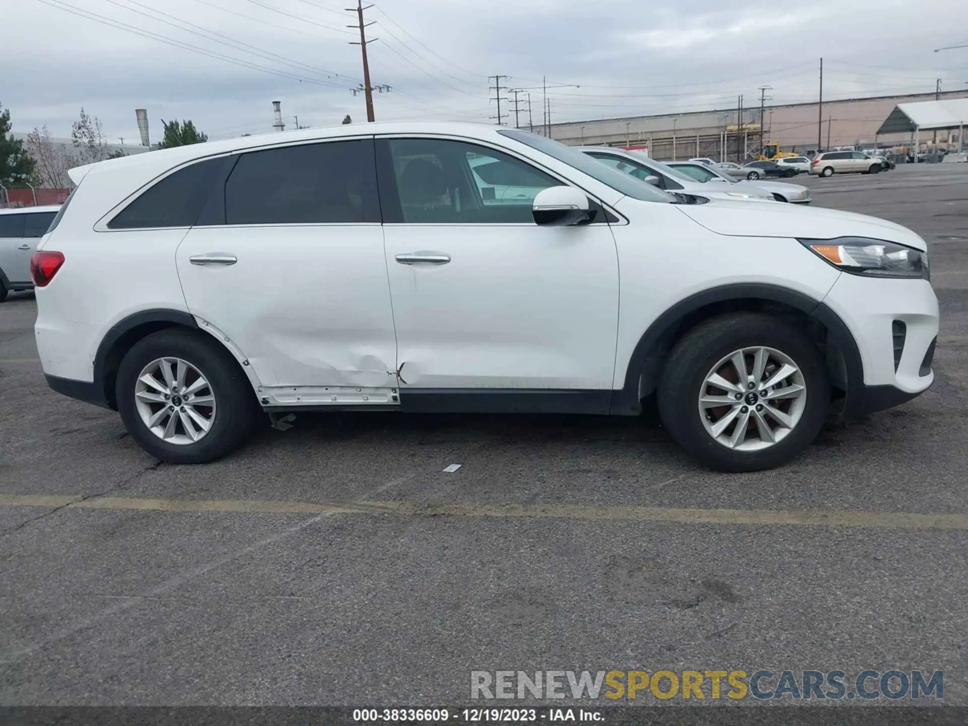 12 fotografías del automóvil dañado 5XYPG4A5XKG570869 KIA SORENTO 2019