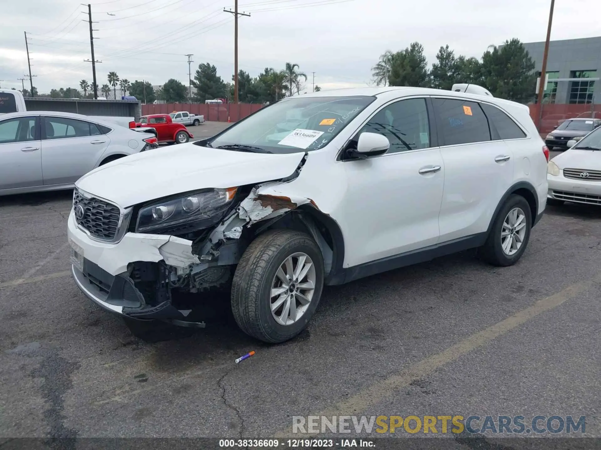 2 fotografías del automóvil dañado 5XYPG4A5XKG570869 KIA SORENTO 2019