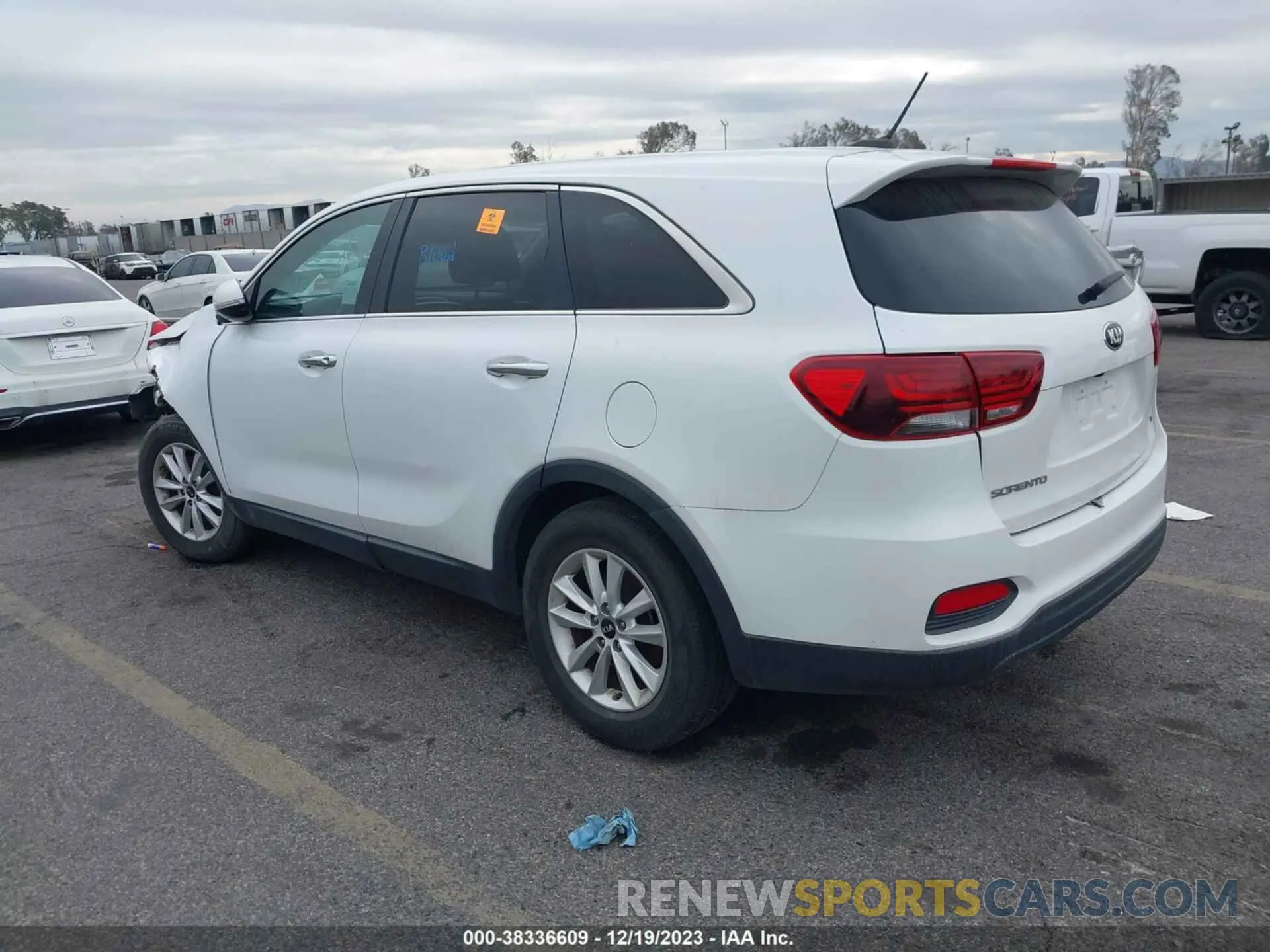 3 fotografías del automóvil dañado 5XYPG4A5XKG570869 KIA SORENTO 2019