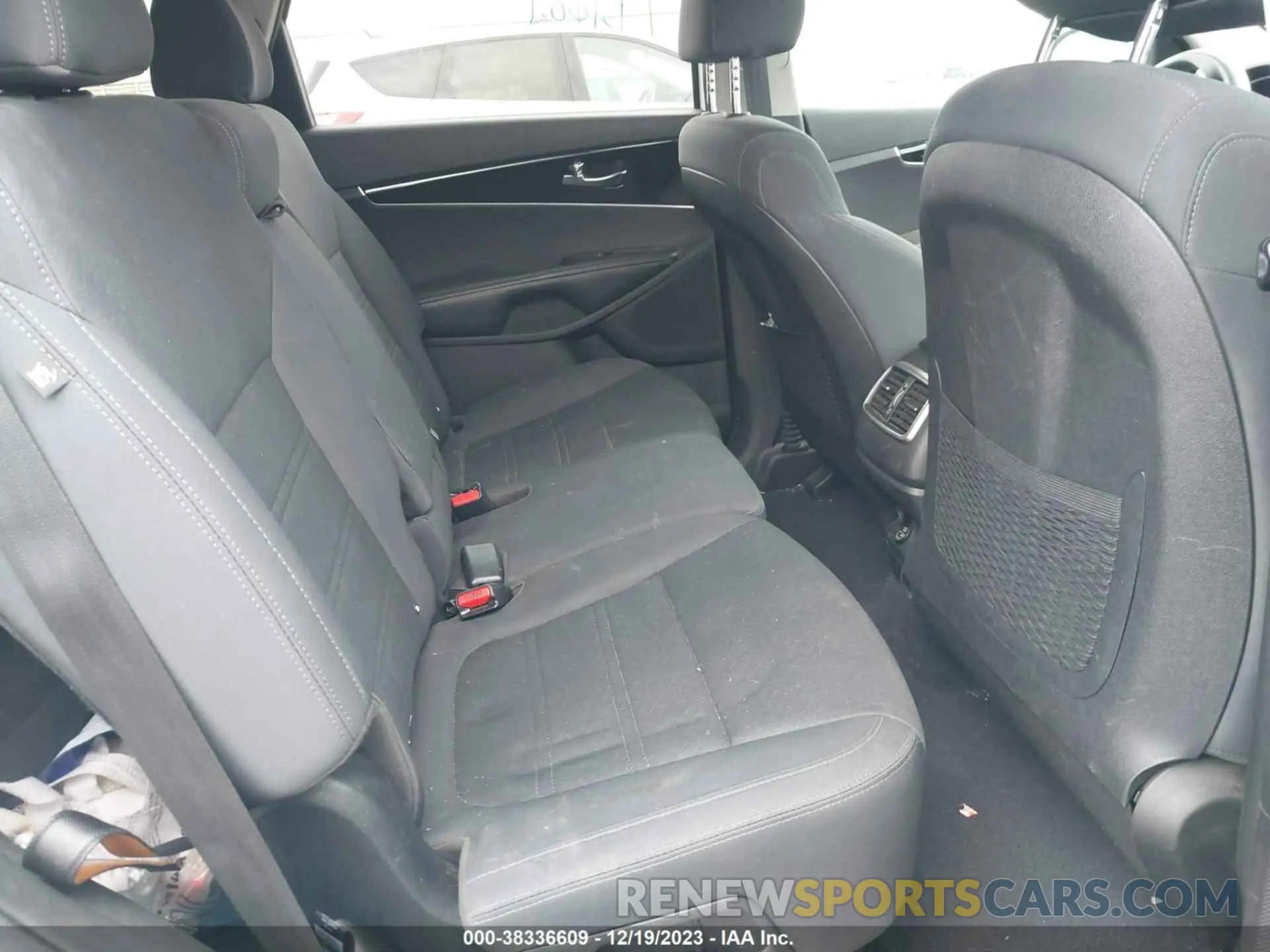 8 fotografías del automóvil dañado 5XYPG4A5XKG570869 KIA SORENTO 2019