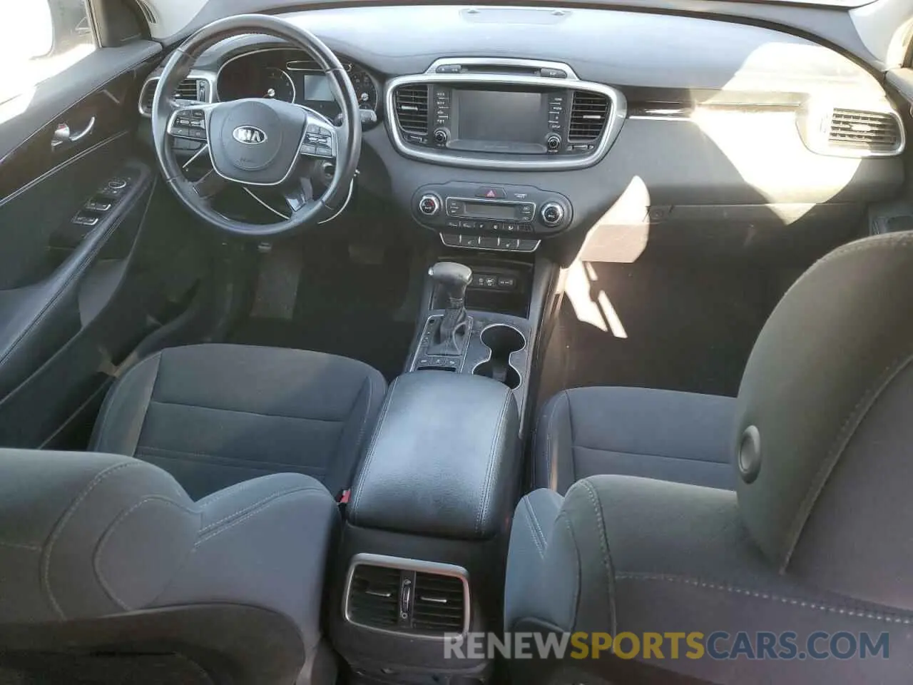 8 fotografías del automóvil dañado 5XYPGDA35KG450640 KIA SORENTO 2019