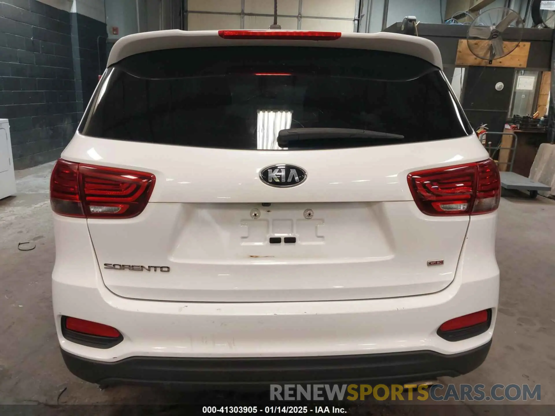 17 fotografías del automóvil dañado 5XYPGDA38KG558444 KIA SORENTO 2019
