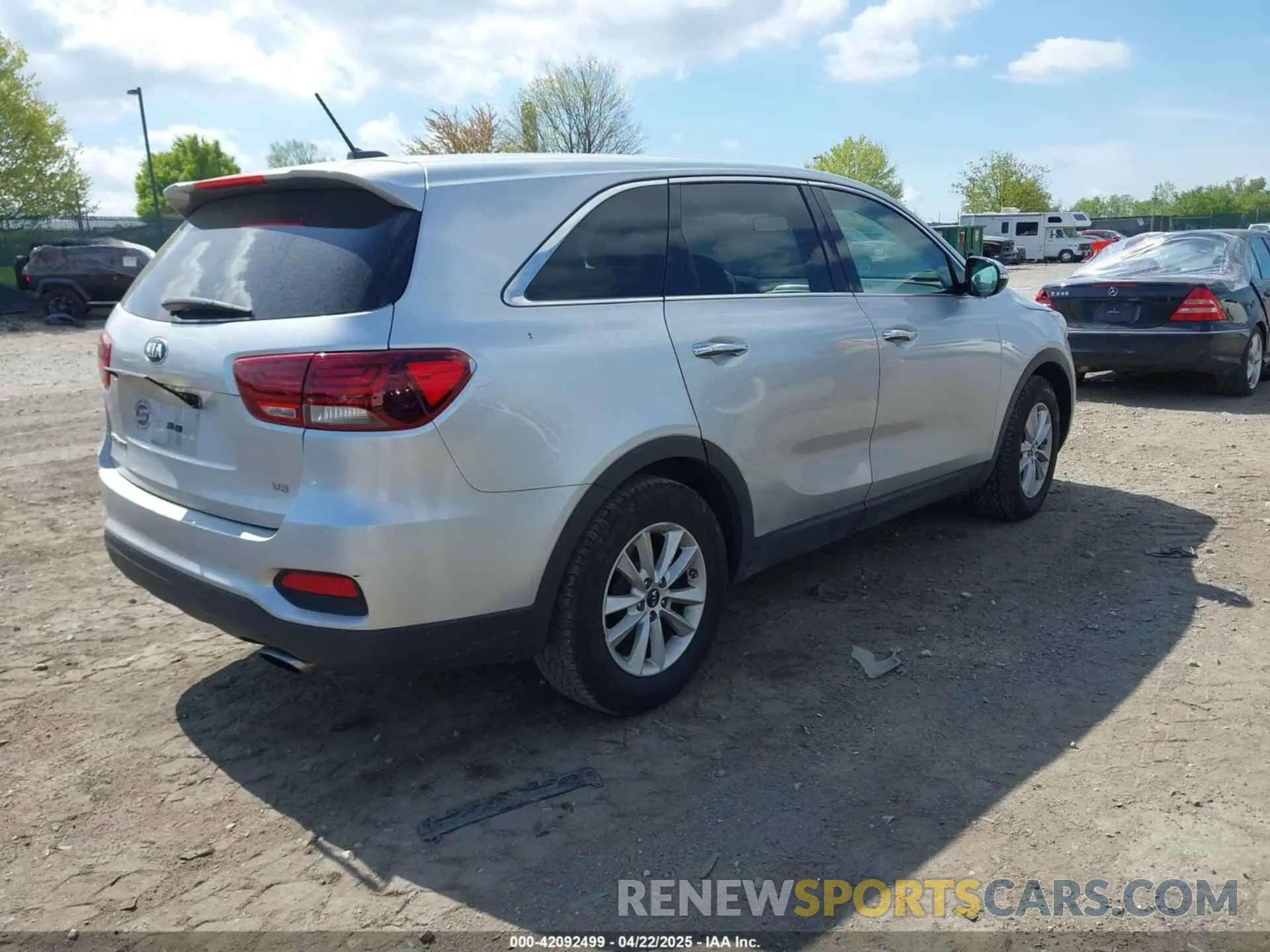 4 fotografías del automóvil dañado 5XYPGDA51KG571442 KIA SORENTO 2019