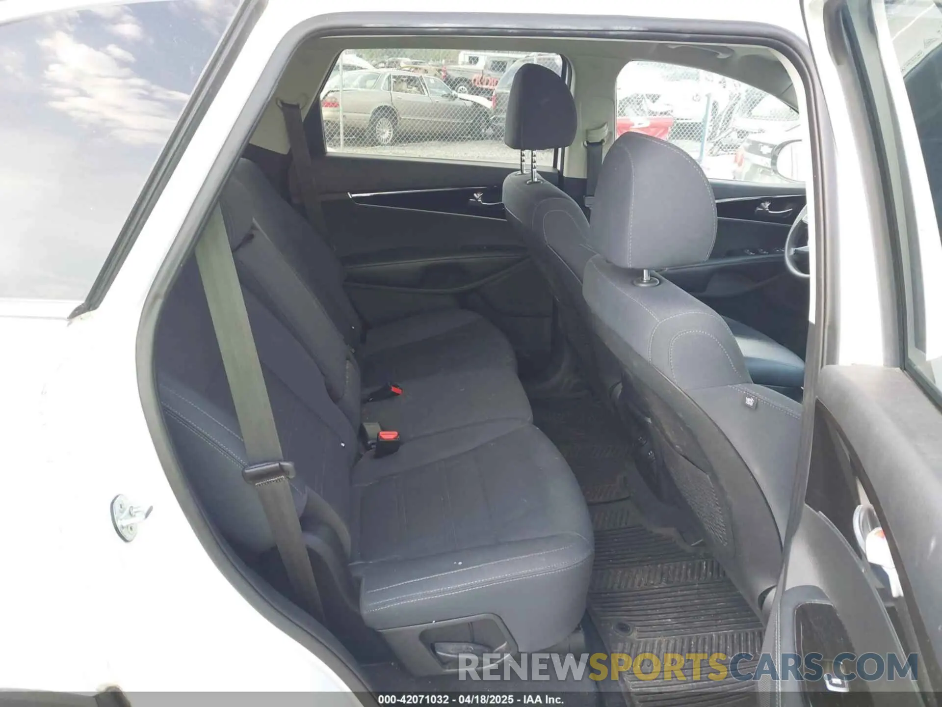 8 fotografías del automóvil dañado 5XYPGDA57KG487111 KIA SORENTO 2019