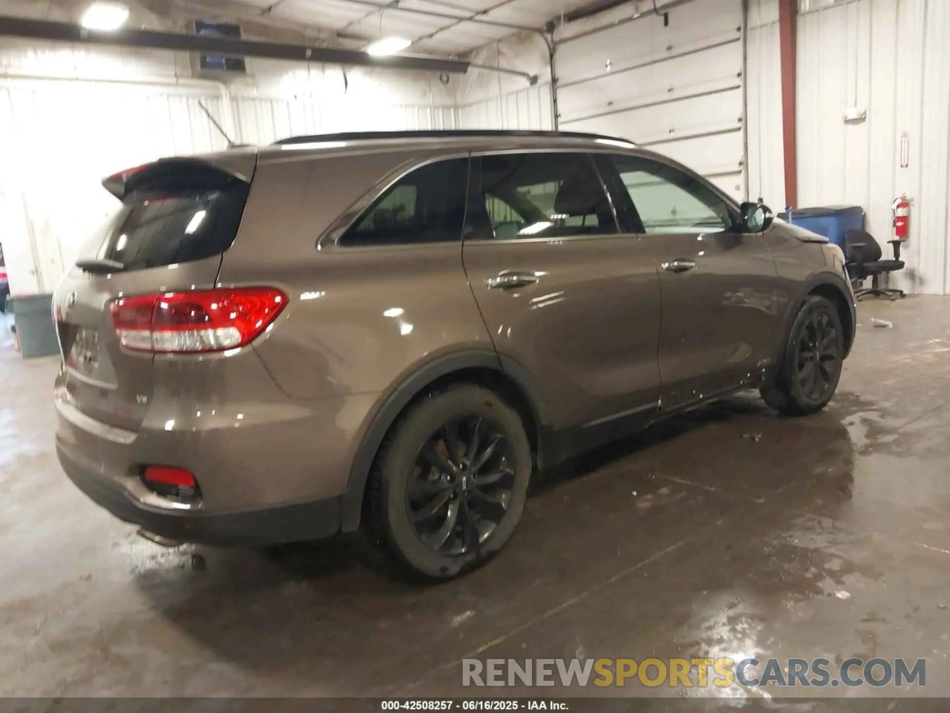 4 fotografías del automóvil dañado 5XYPGDA58KG588030 KIA SORENTO 2019