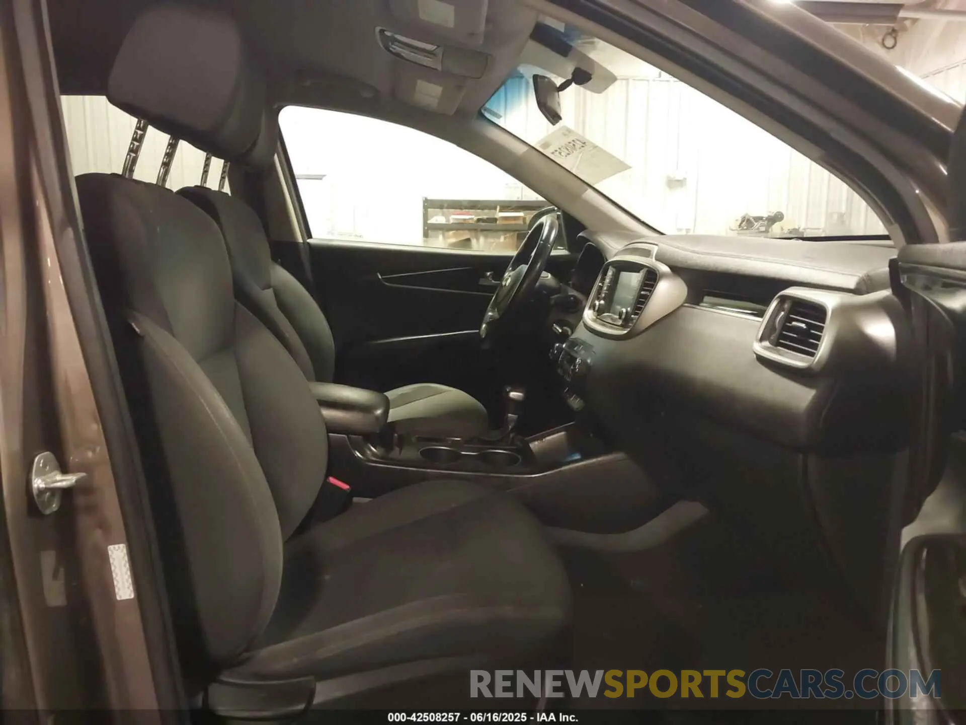 5 fotografías del automóvil dañado 5XYPGDA58KG588030 KIA SORENTO 2019