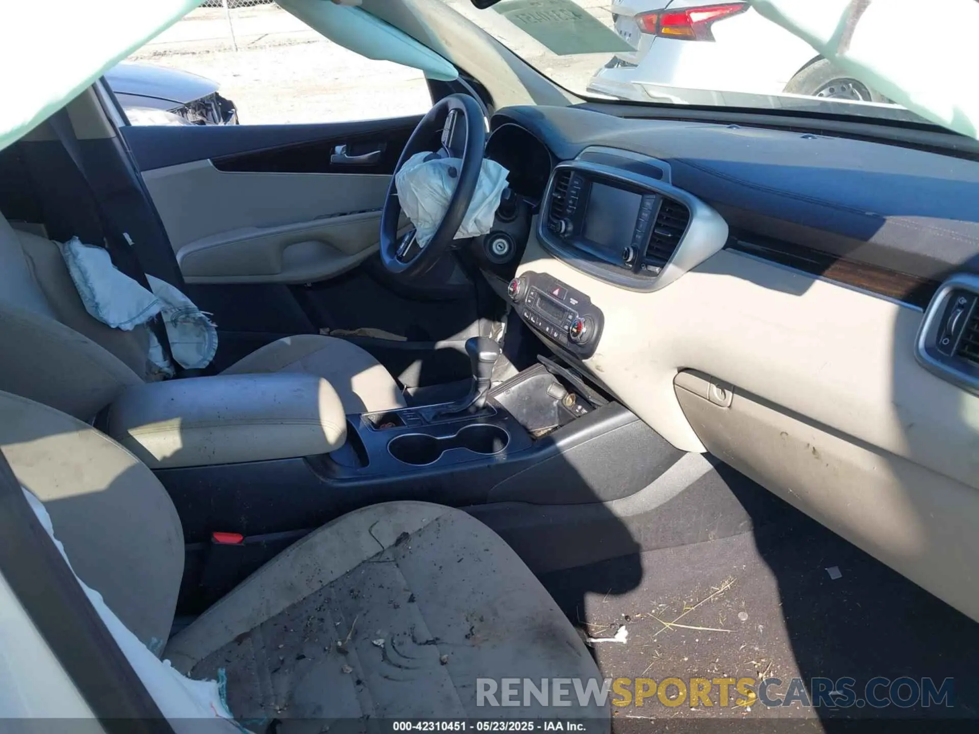 5 fotografías del automóvil dañado 5XYPGDA59KG477907 KIA SORENTO 2019