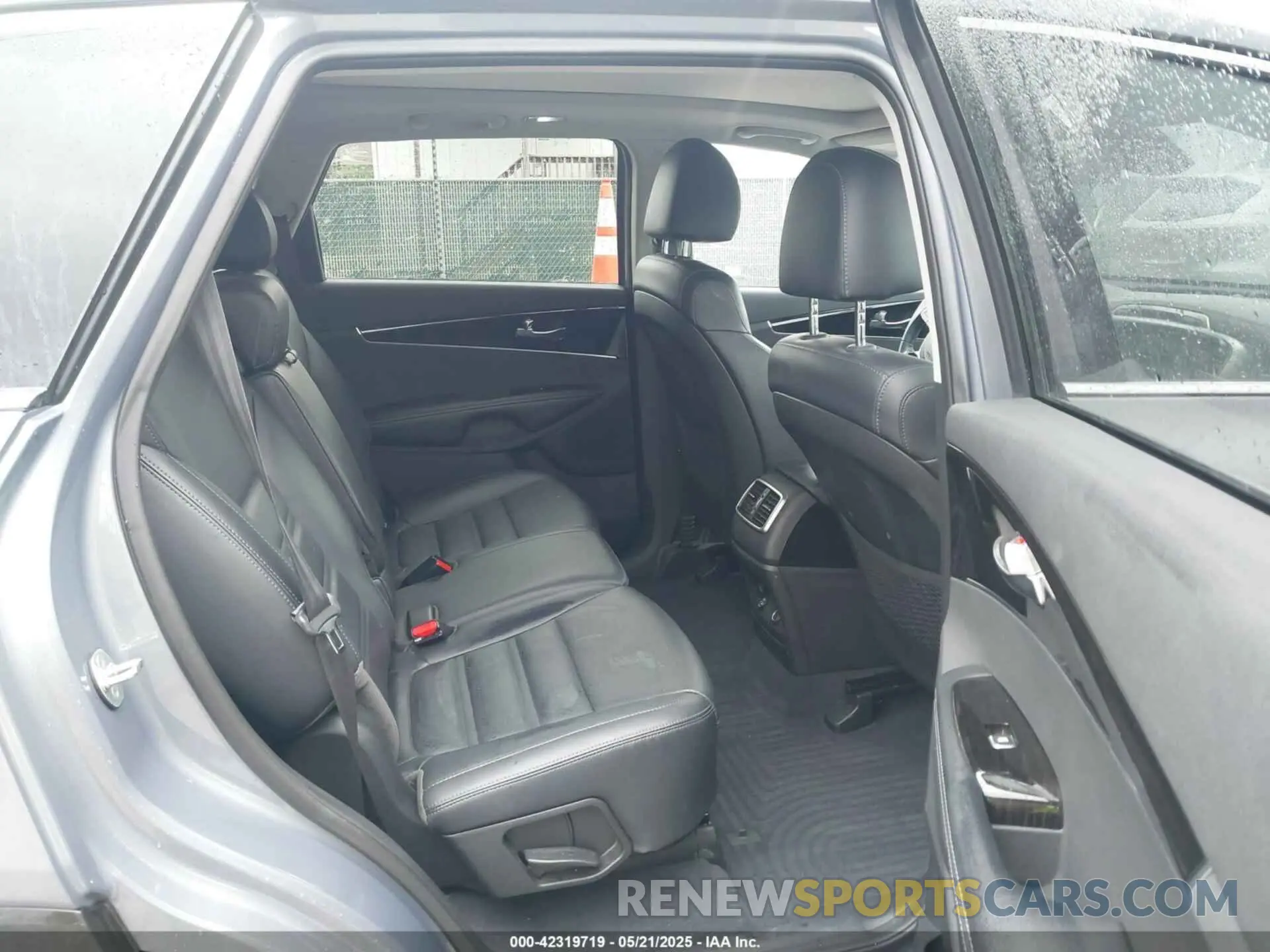 8 fotografías del automóvil dañado 5XYPHDA53KG604860 KIA SORENTO 2019
