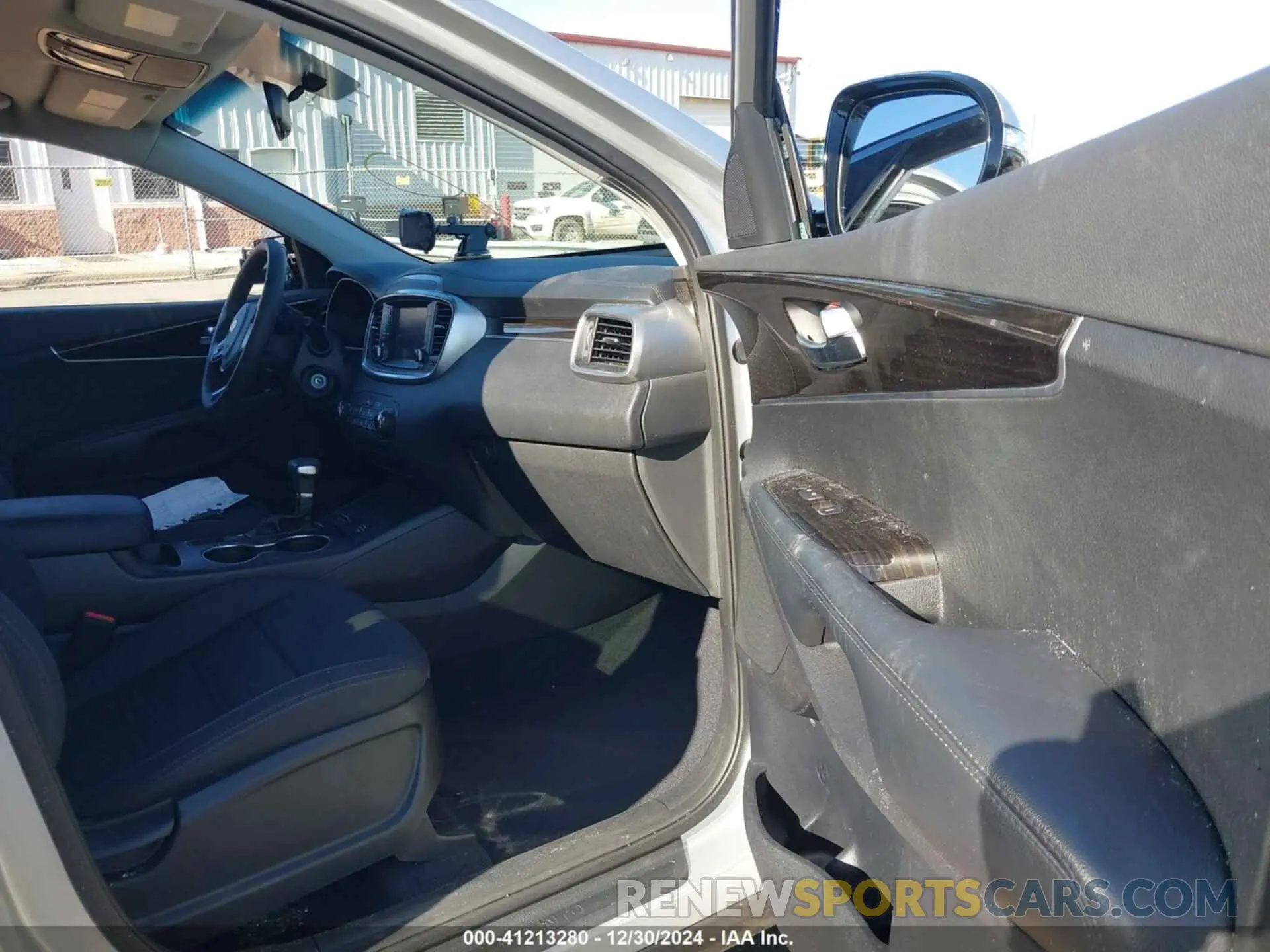 5 fotografías del automóvil dañado 5XYPG4A30LG656529 KIA SORENTO 2020