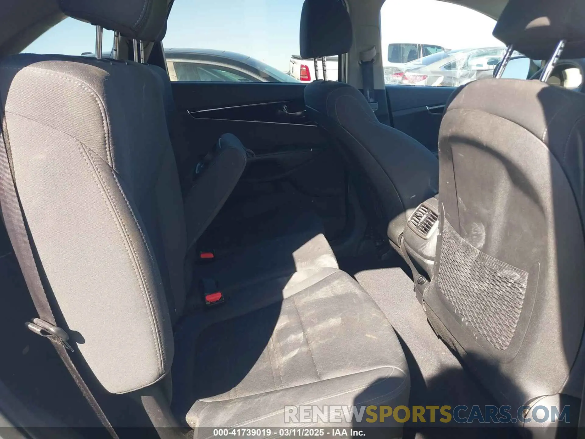 8 fotografías del automóvil dañado 5XYPG4A33LG664852 KIA SORENTO 2020
