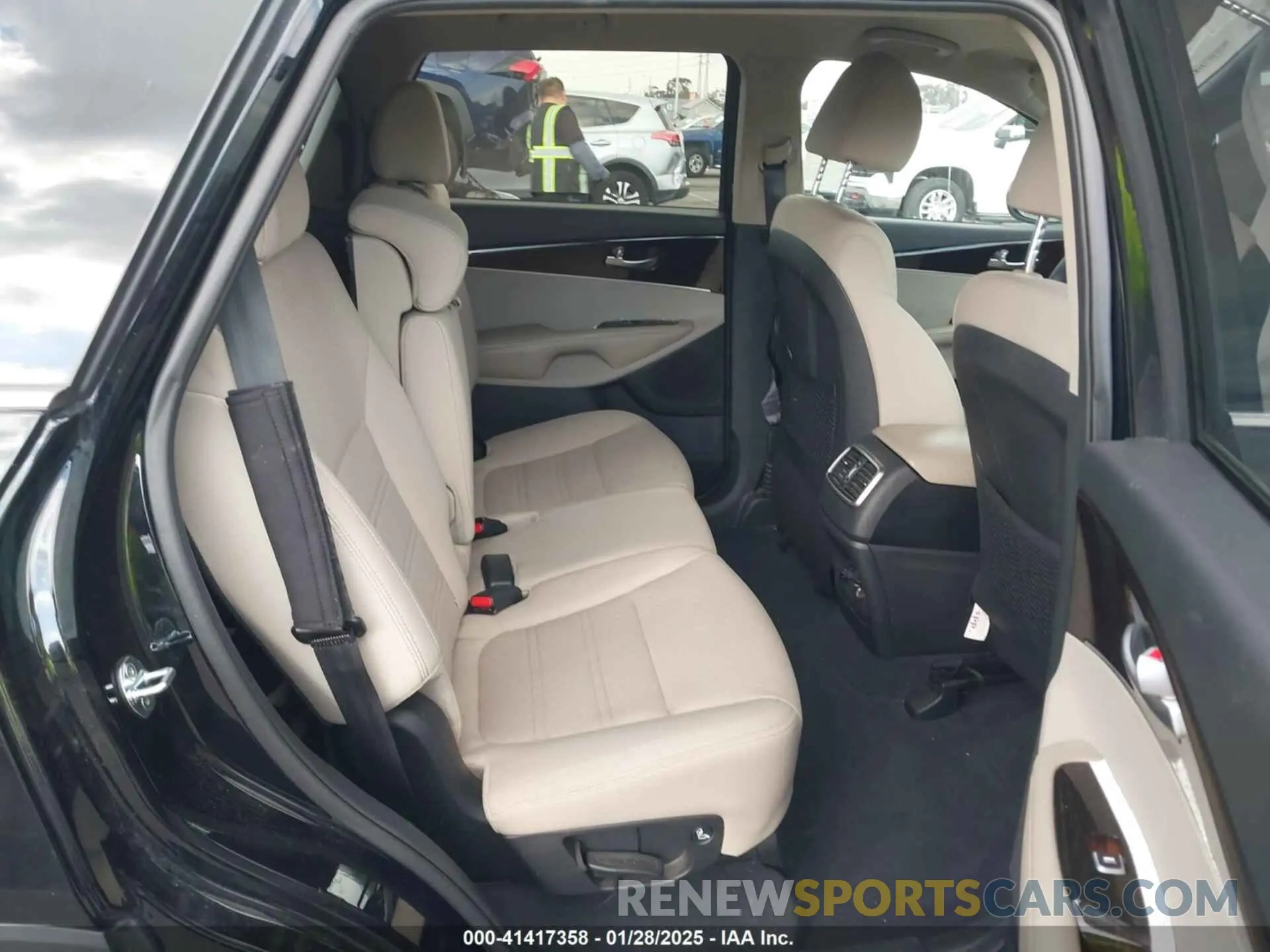 8 fotografías del automóvil dañado 5XYPG4A37LG628159 KIA SORENTO 2020