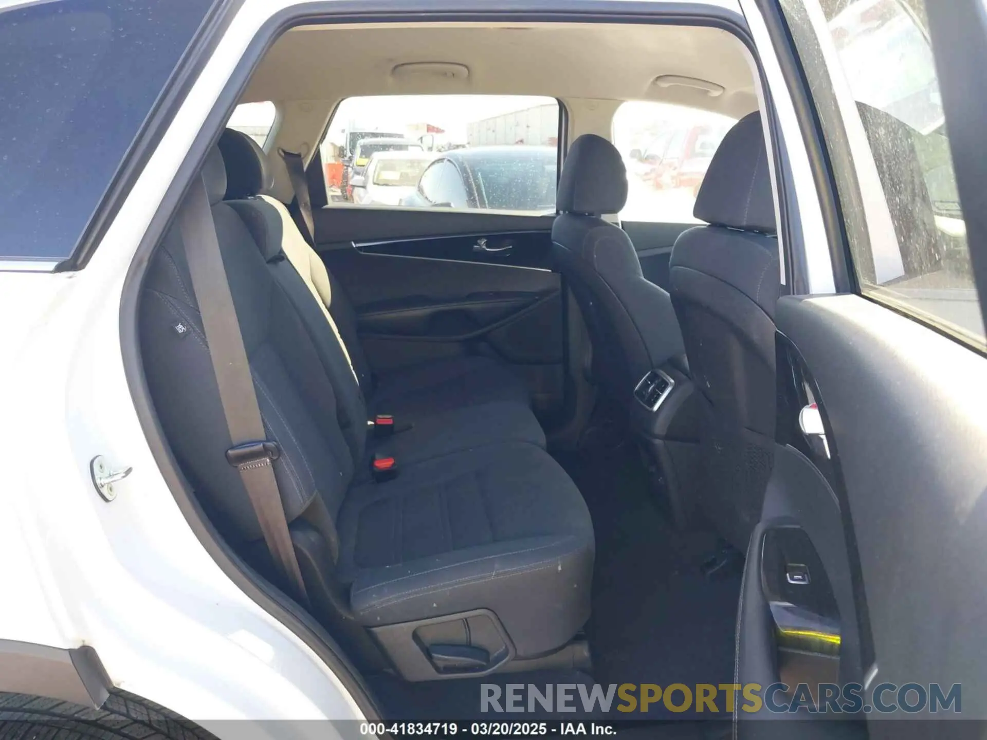 8 fotografías del automóvil dañado 5XYPG4A51LG622181 KIA SORENTO 2020