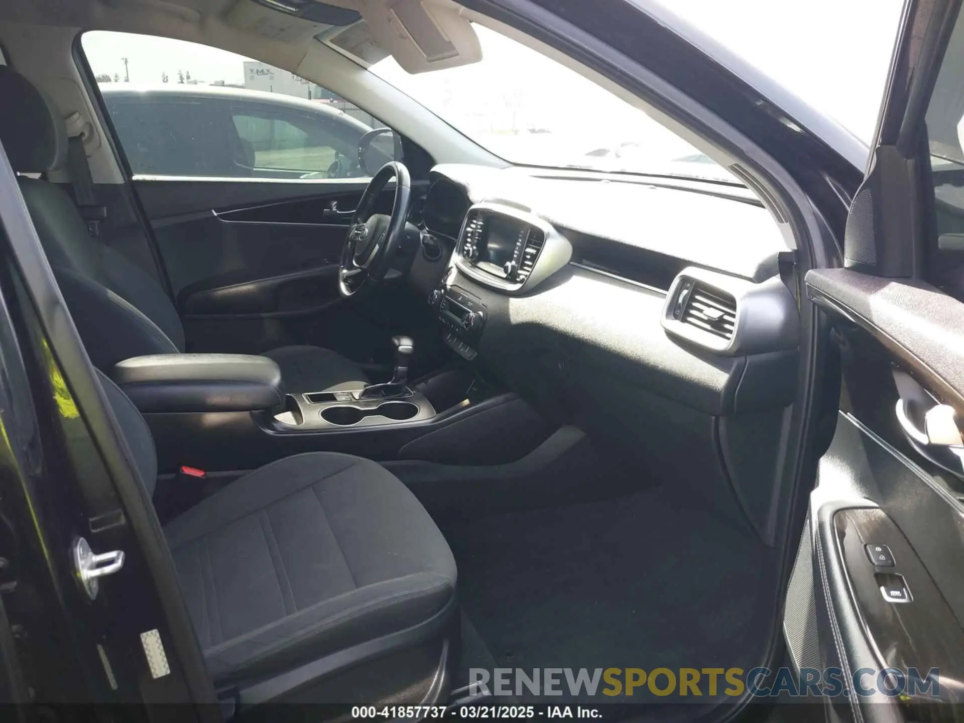 5 fotografías del automóvil dañado 5XYPG4A55LG695893 KIA SORENTO 2020