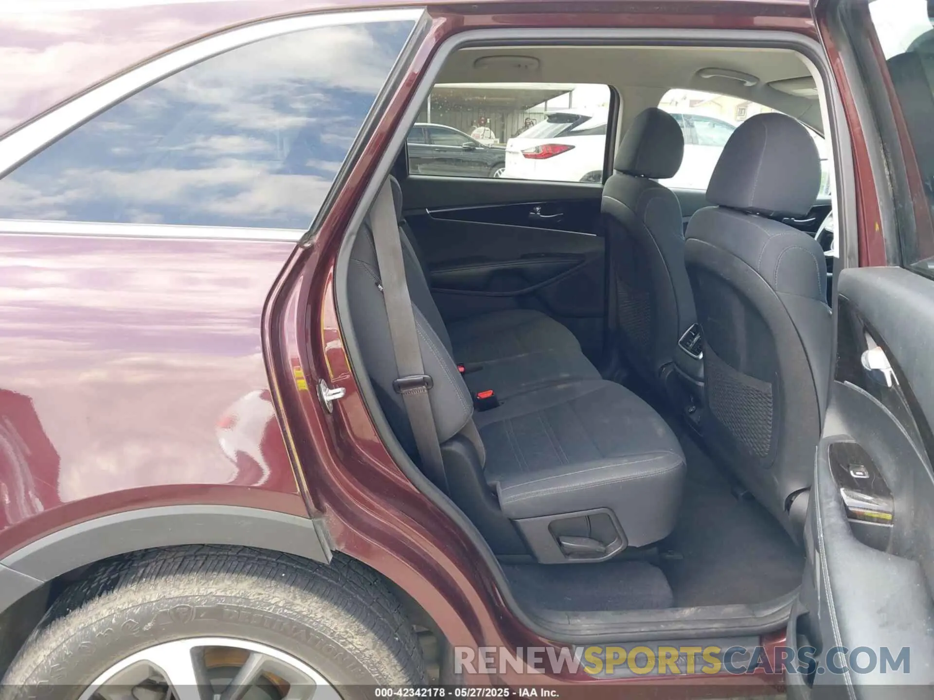 8 fotografías del automóvil dañado 5XYPG4A5XLG619599 KIA SORENTO 2020