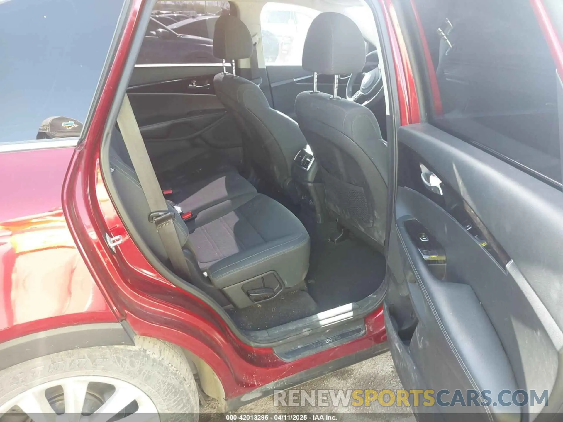 8 fotografías del automóvil dañado 5XYPG4A5XLG628223 KIA SORENTO 2020