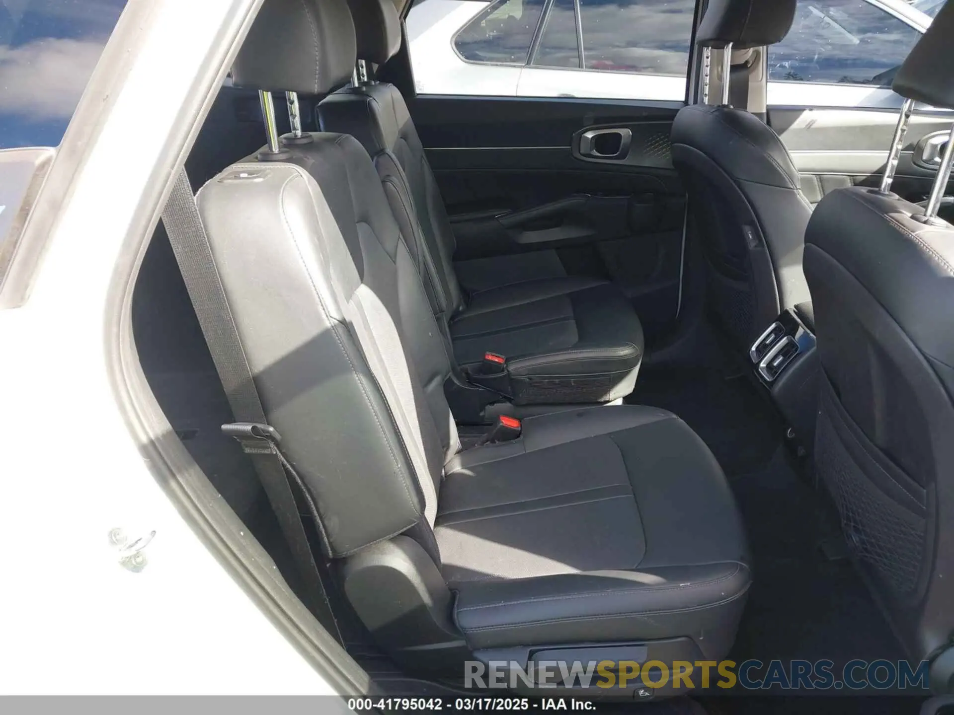 8 fotografías del automóvil dañado 5XYRKDLF5MG042916 KIA SORENTO 2021
