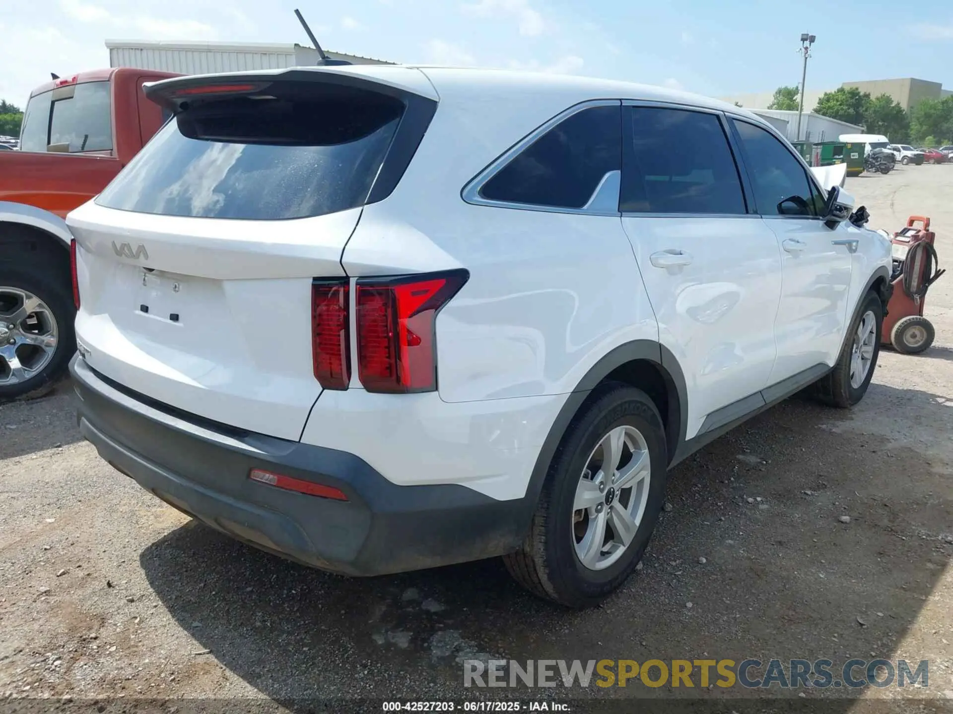 4 fotografías del automóvil dañado 5XYRG4LC8PG192496 KIA SORENTO 2023