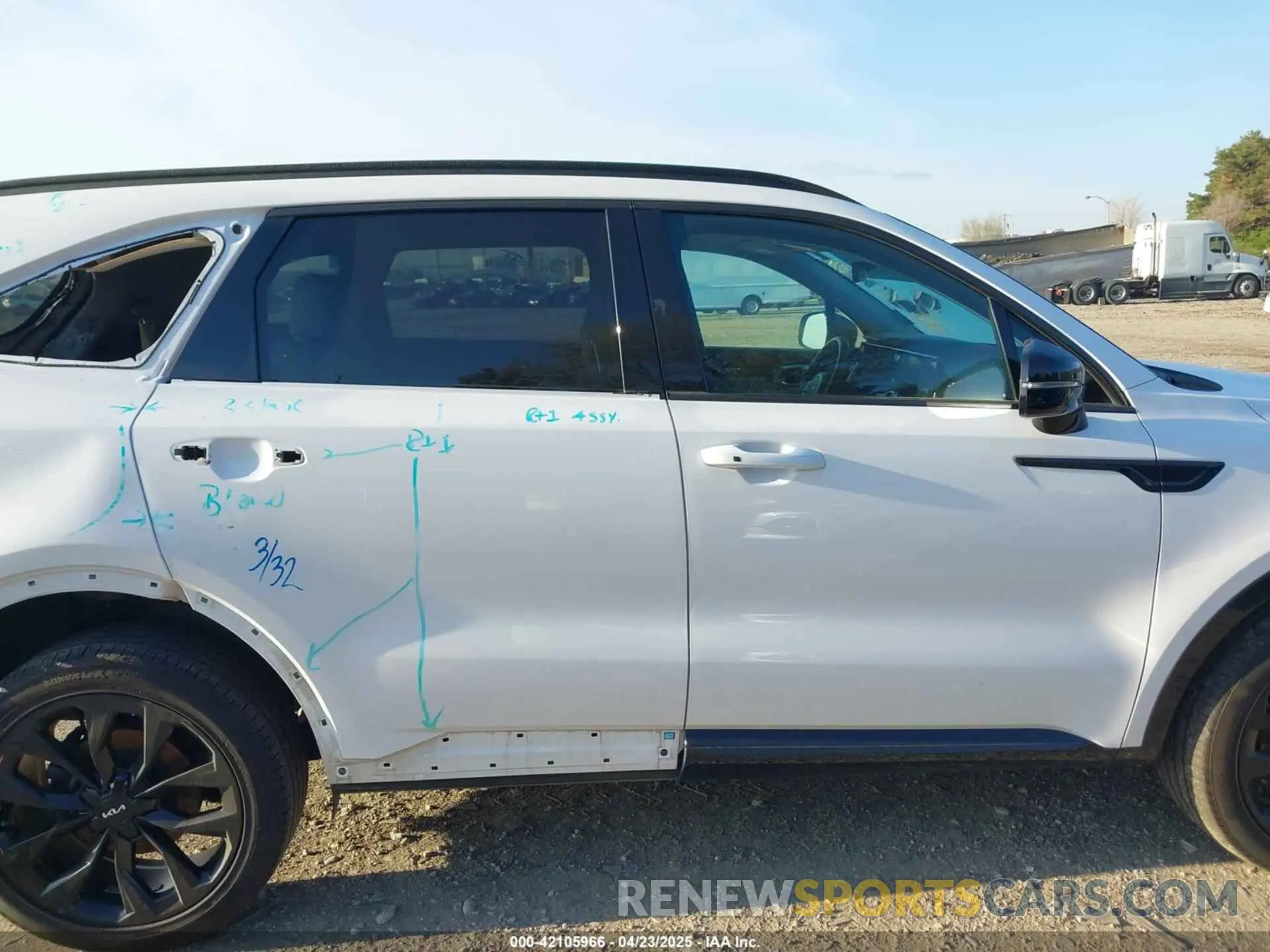 13 fotografías del automóvil dañado 5XYRKDLF1PG202133 KIA SORENTO 2023