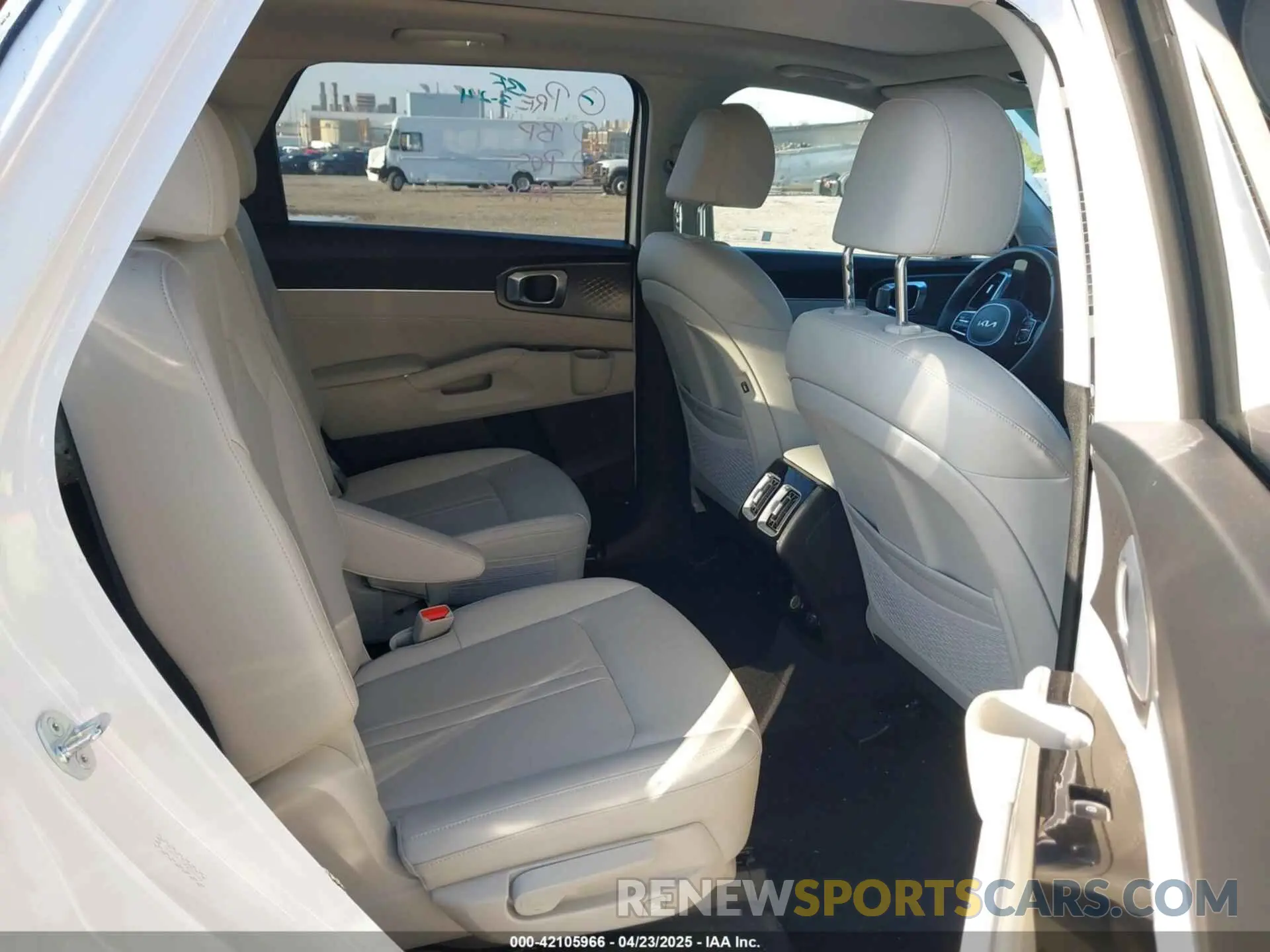 8 fotografías del automóvil dañado 5XYRKDLF1PG202133 KIA SORENTO 2023