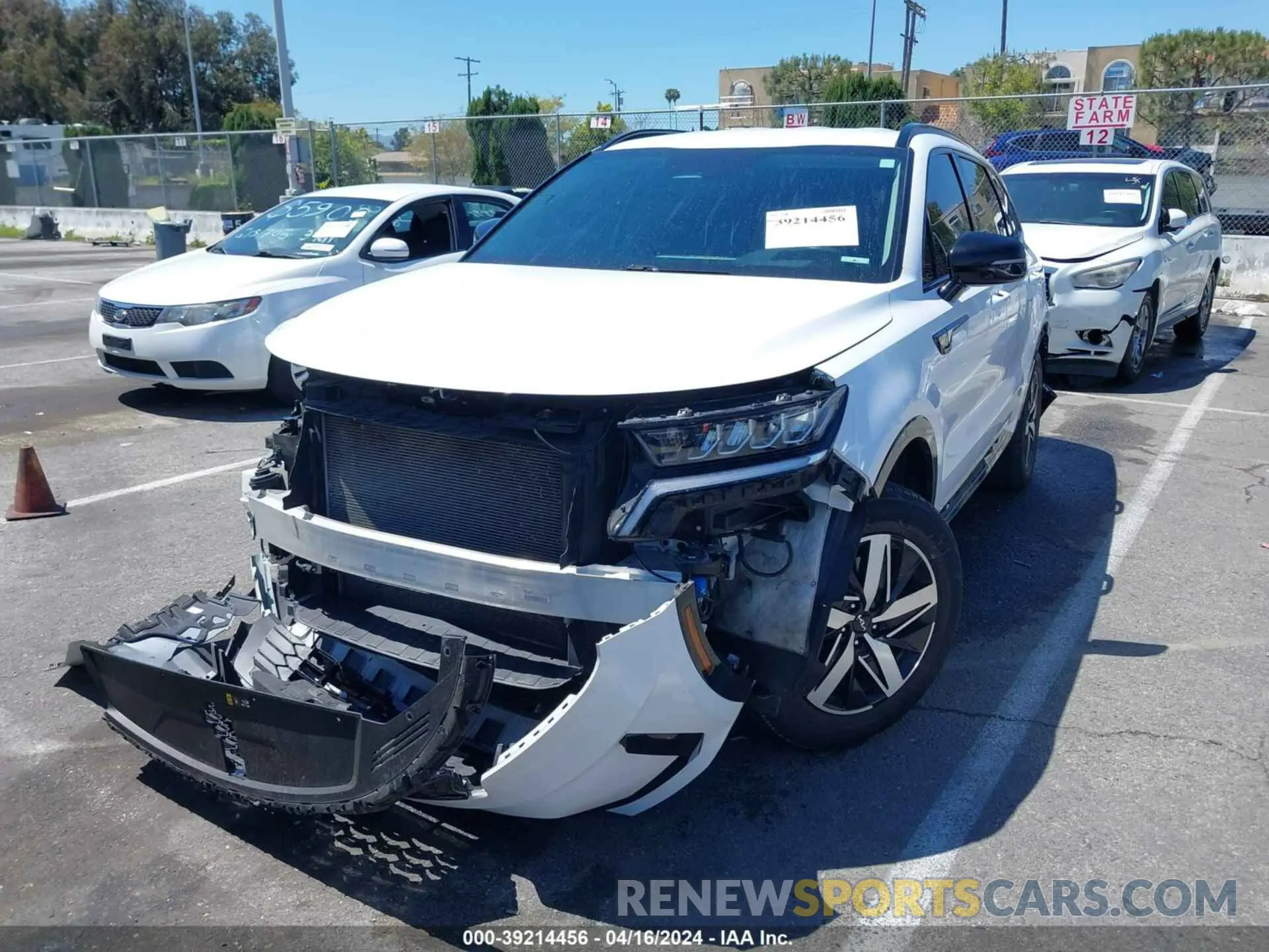 2 fotografías del automóvil dañado 5XYRL4LC0PG192505 KIA SORENTO 2023