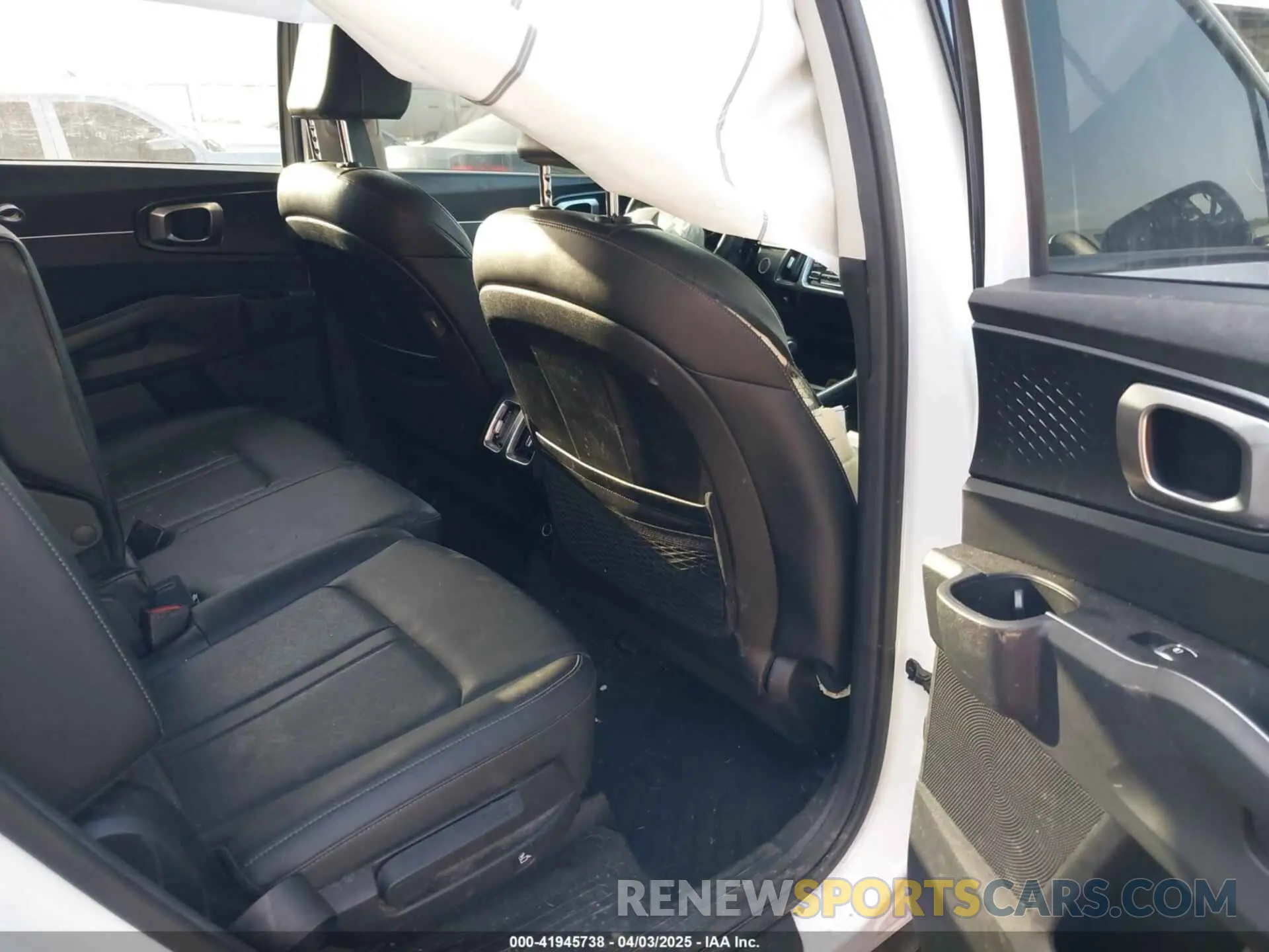 8 fotografías del automóvil dañado 5XYRL4LC8PG181204 KIA SORENTO 2023