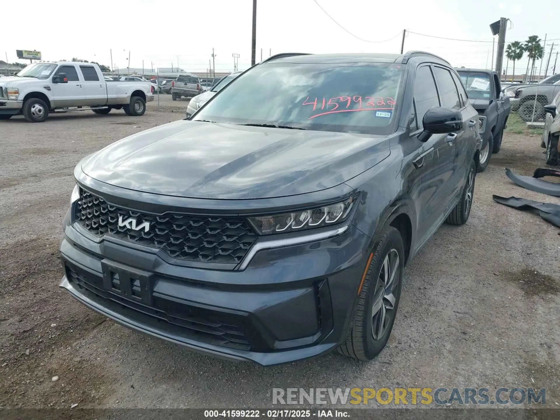 2 fotografías del automóvil dañado 5XYRL4LC8PG246777 KIA SORENTO 2023