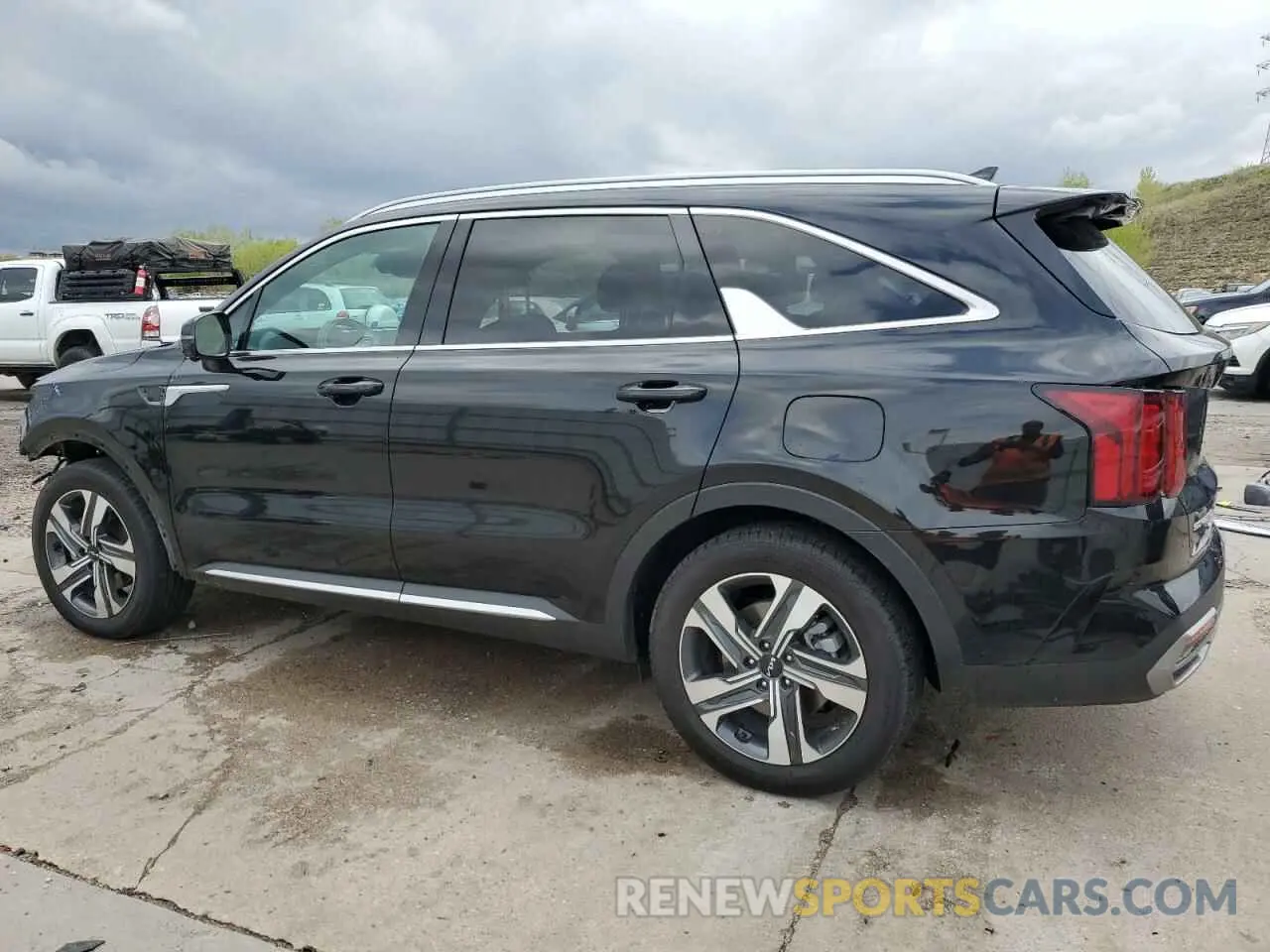 2 fotografías del automóvil dañado KNDRMDLHXP5213992 KIA SORENTO 2023