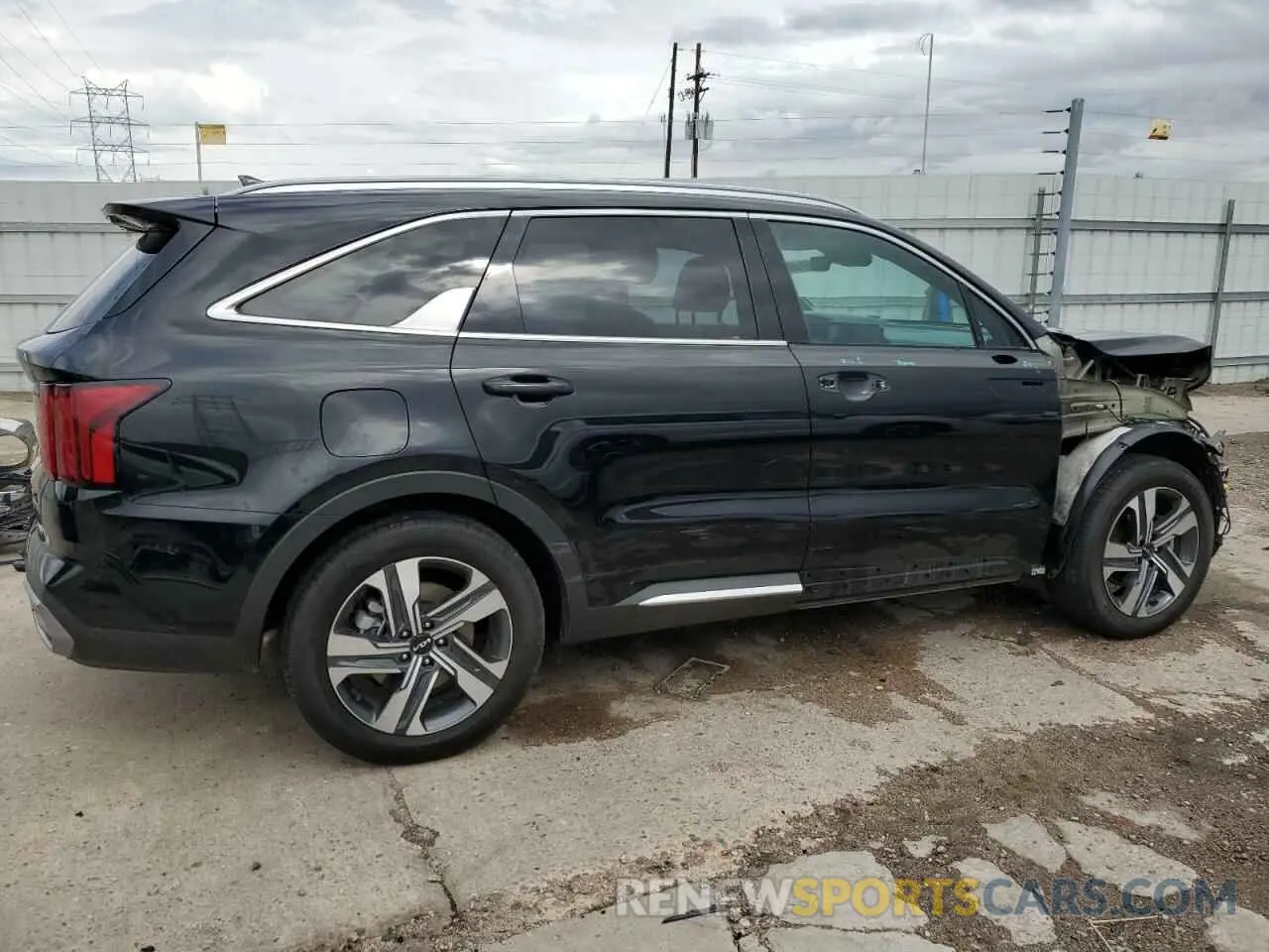 3 fotografías del automóvil dañado KNDRMDLHXP5213992 KIA SORENTO 2023
