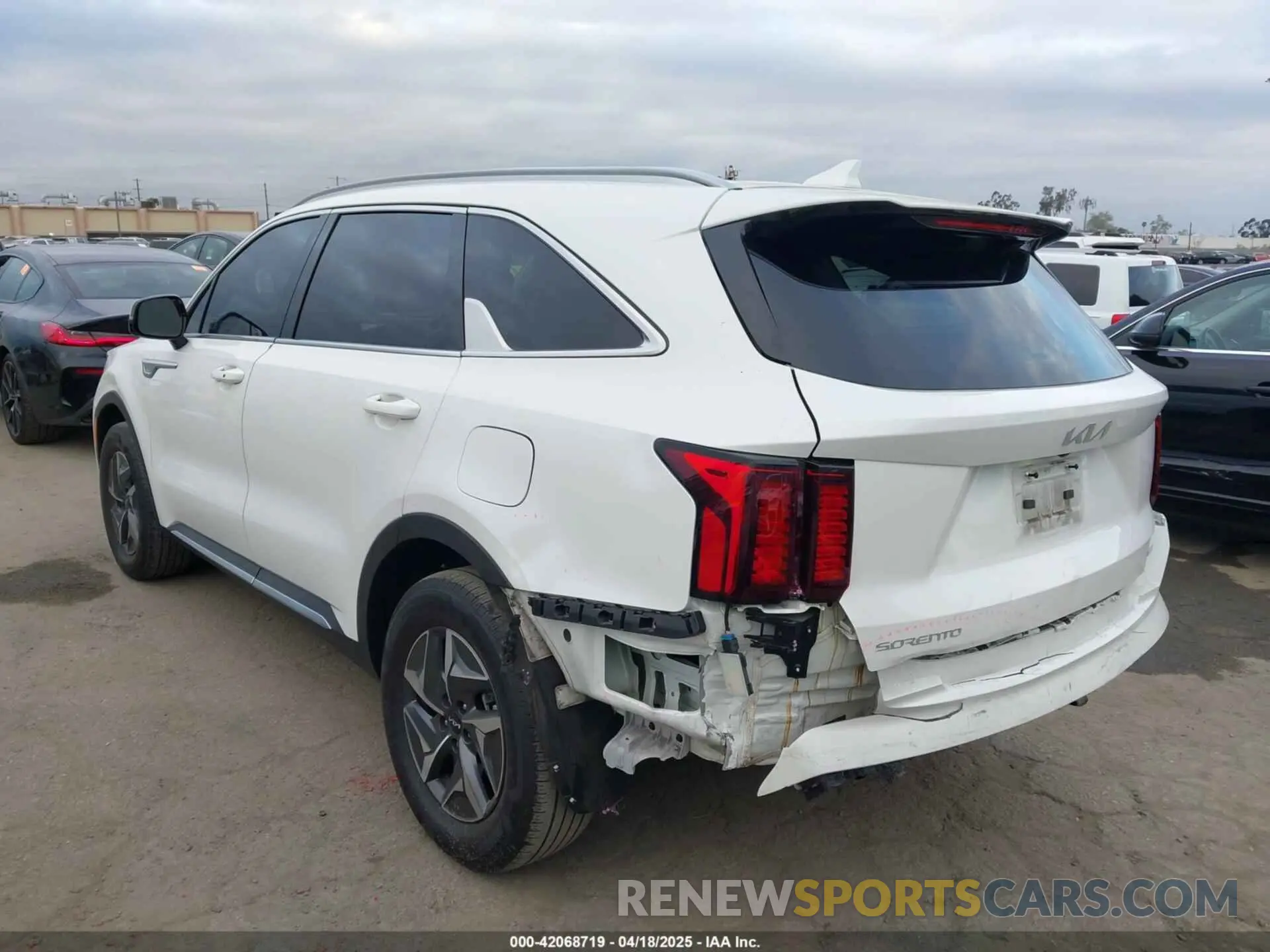 3 fotografías del automóvil dañado KNDRH4LG1P5223144 KIA SORENTO HYBRID 2023