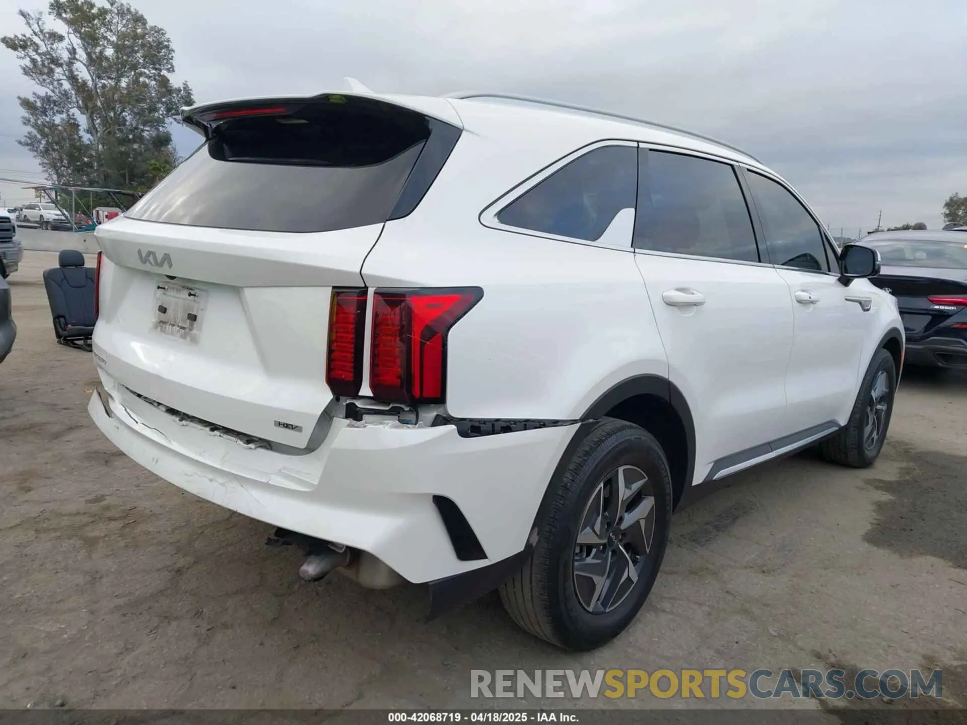 4 fotografías del automóvil dañado KNDRH4LG1P5223144 KIA SORENTO HYBRID 2023