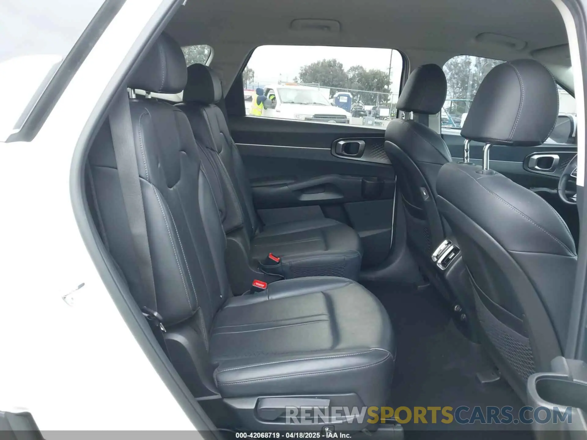 8 fotografías del automóvil dañado KNDRH4LG1P5223144 KIA SORENTO HYBRID 2023