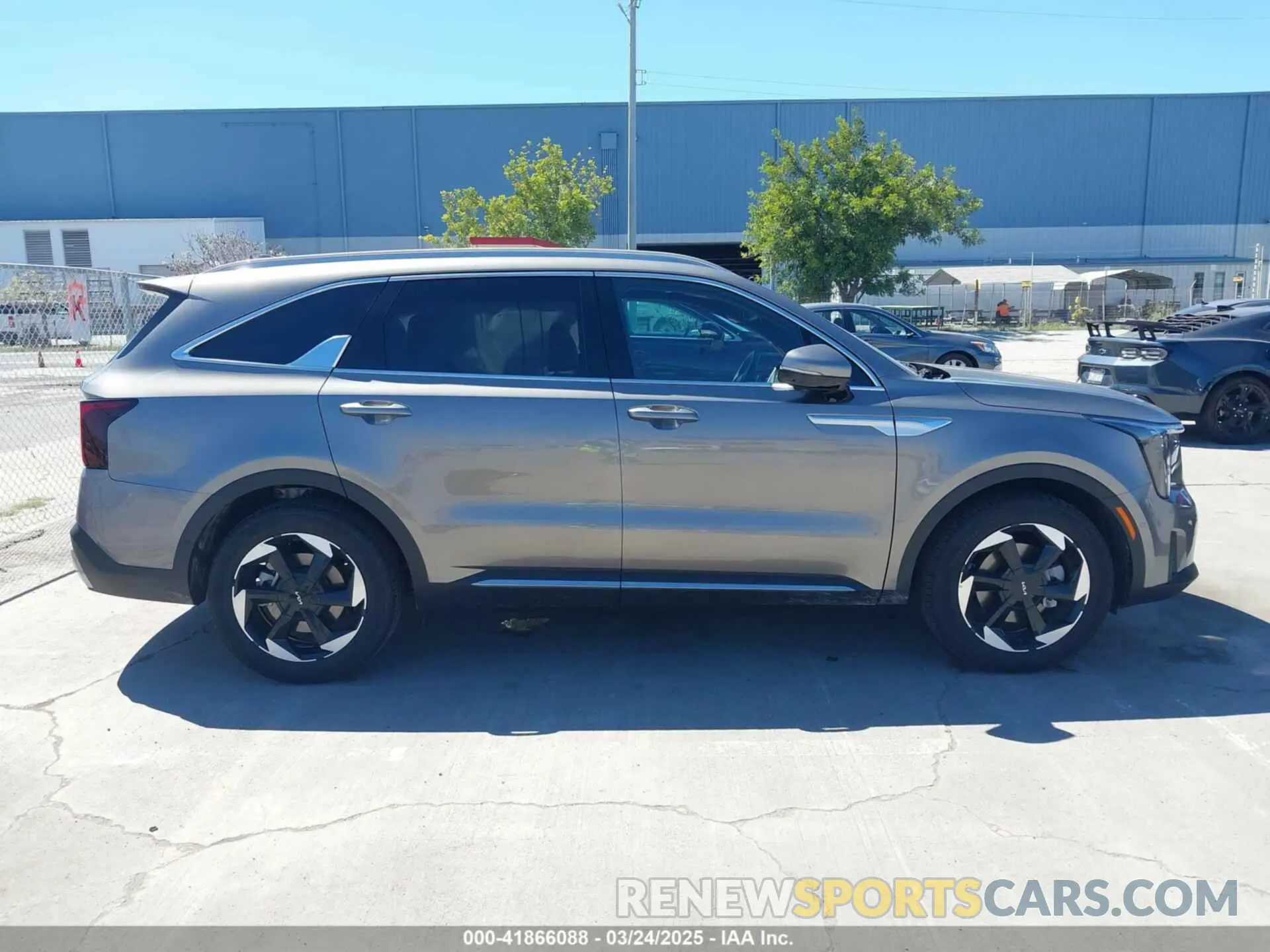 14 fotografías del automóvil dañado KNDRKDJG1S5350179 KIA SORENTO HYBRID 2025