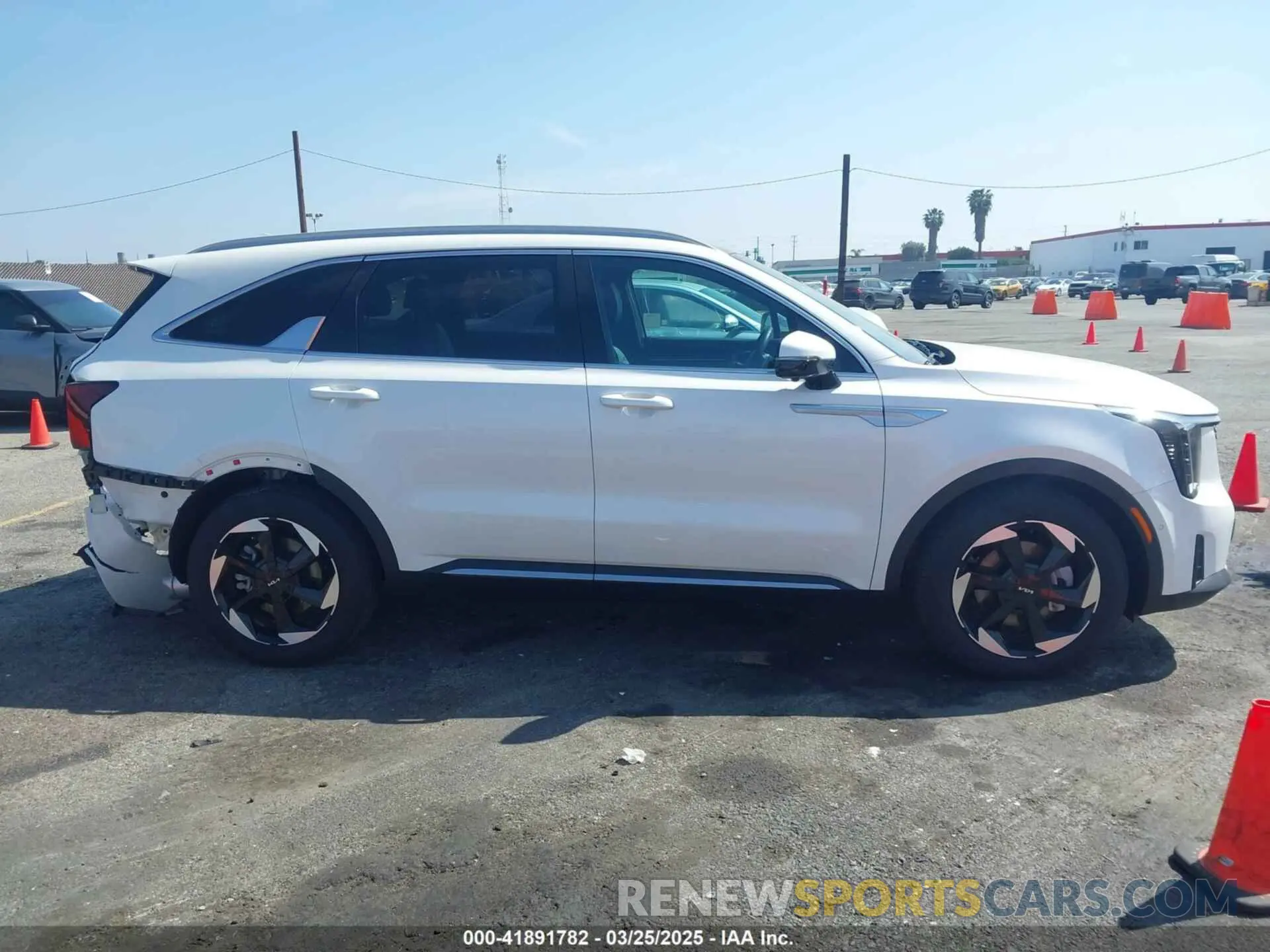 13 fotografías del automóvil dañado KNDRKDJG6S5296538 KIA SORENTO HYBRID 2025