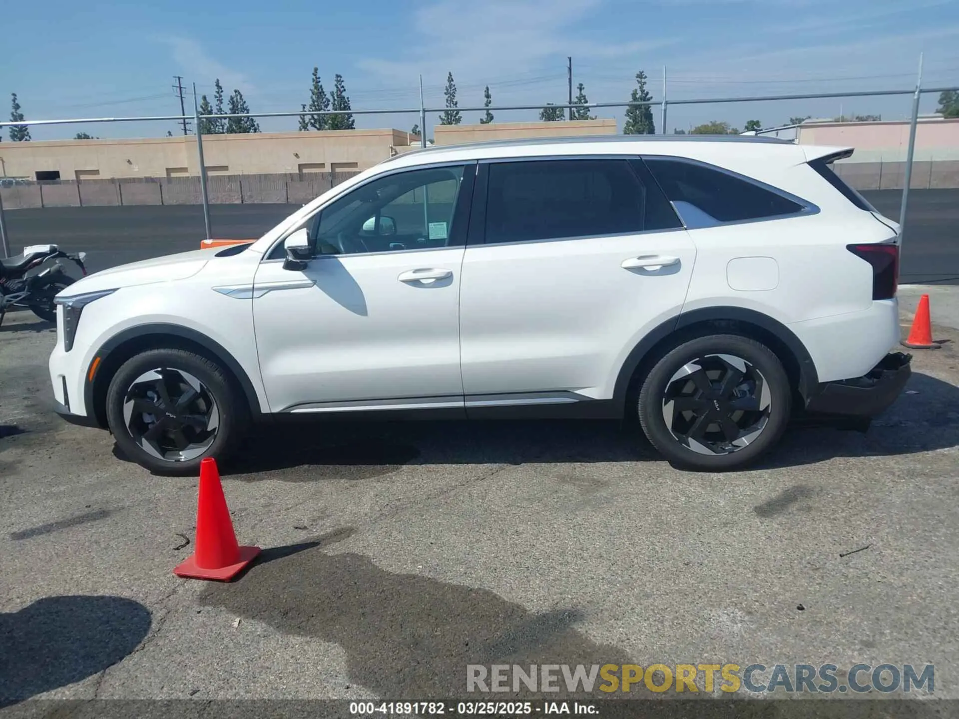 14 fotografías del automóvil dañado KNDRKDJG6S5296538 KIA SORENTO HYBRID 2025