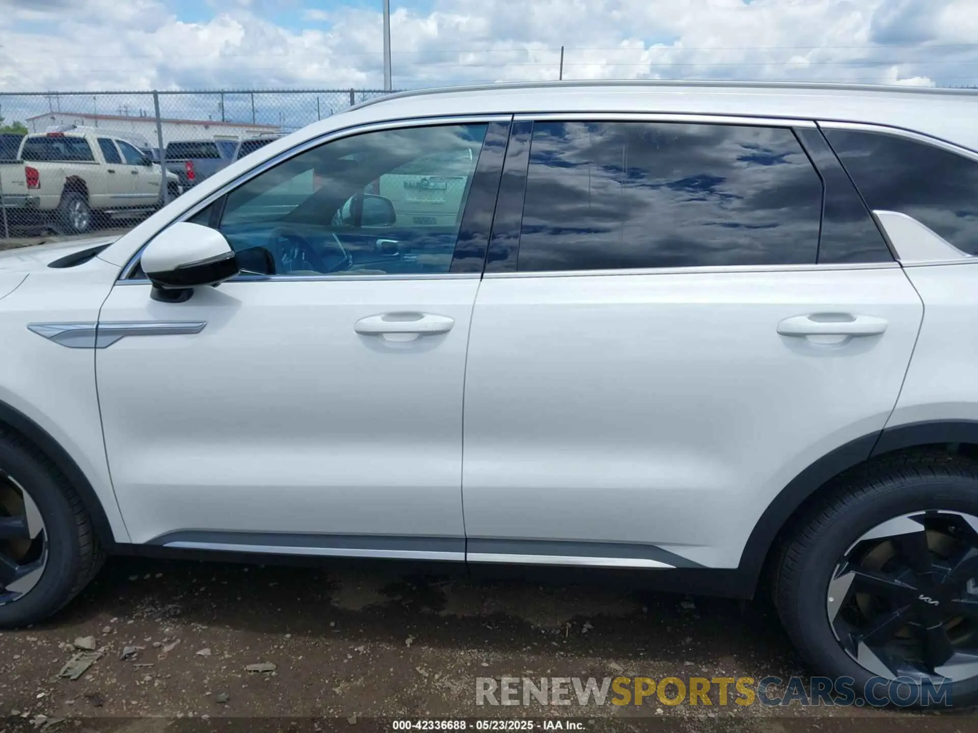 15 fotografías del automóvil dañado KNDRKDJG6S5374395 KIA SORENTO HYBRID 2025