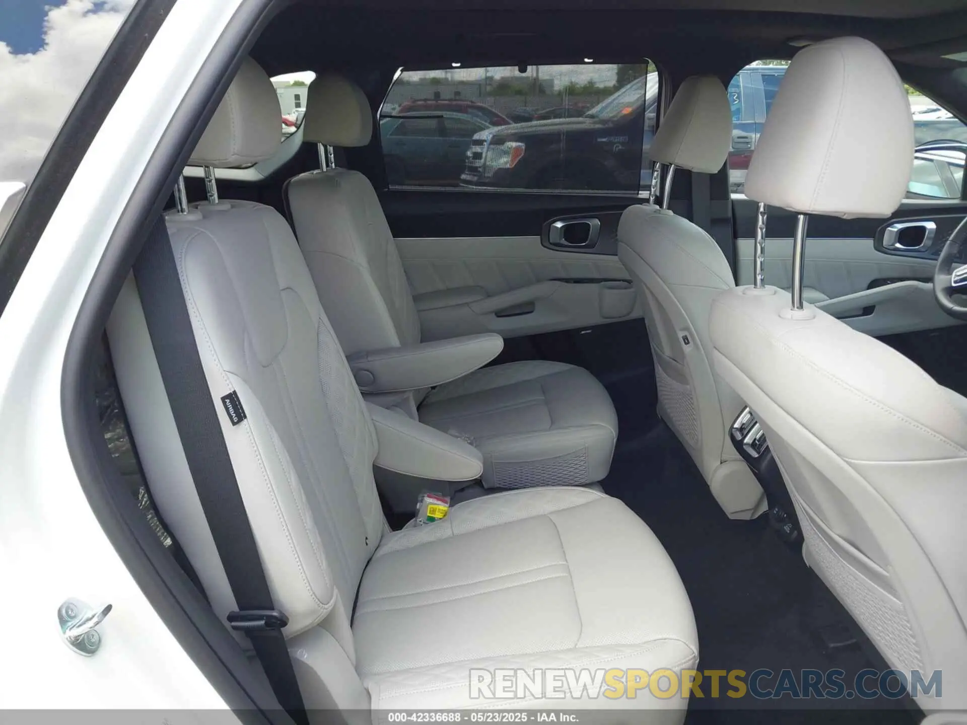 8 fotografías del automóvil dañado KNDRKDJG6S5374395 KIA SORENTO HYBRID 2025