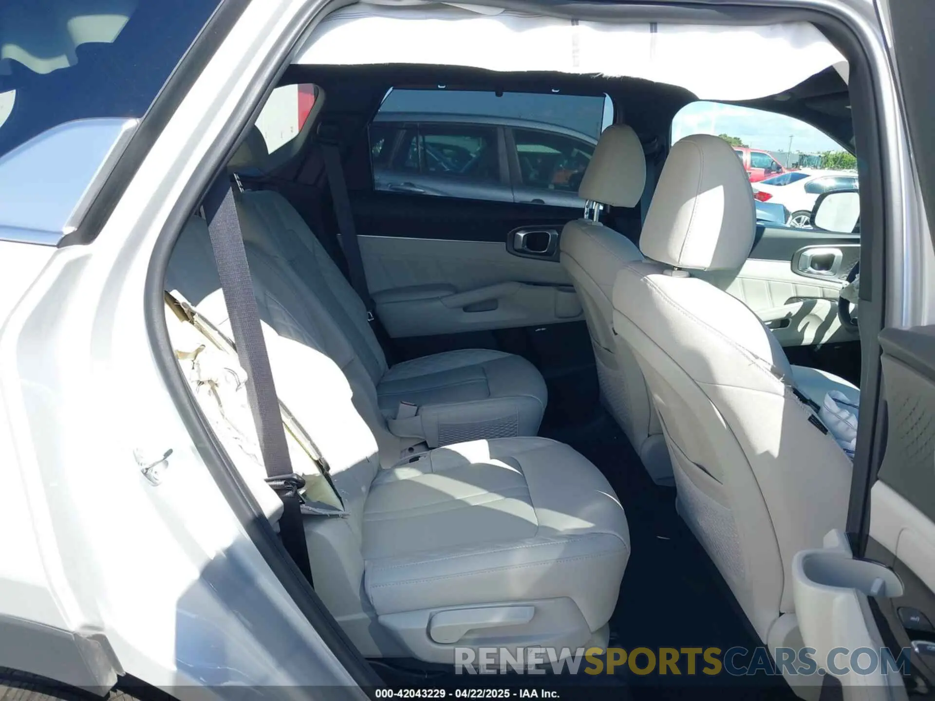 8 fotografías del automóvil dañado KNDRKDJGXS5306648 KIA SORENTO HYBRID 2025