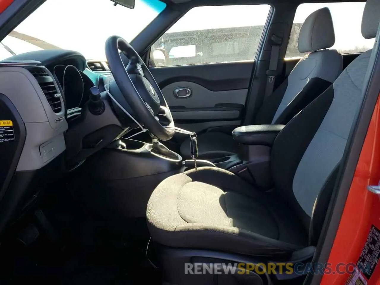 7 fotografías del automóvil dañado KNDJN2A20K7664651 KIA SOUL 2019