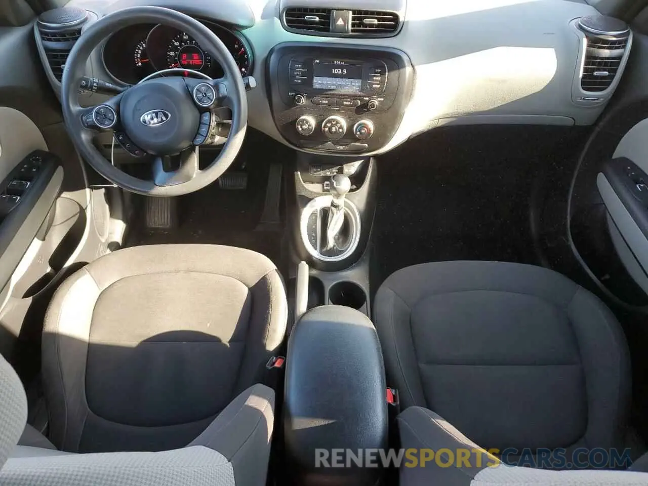 8 fotografías del automóvil dañado KNDJN2A20K7664651 KIA SOUL 2019