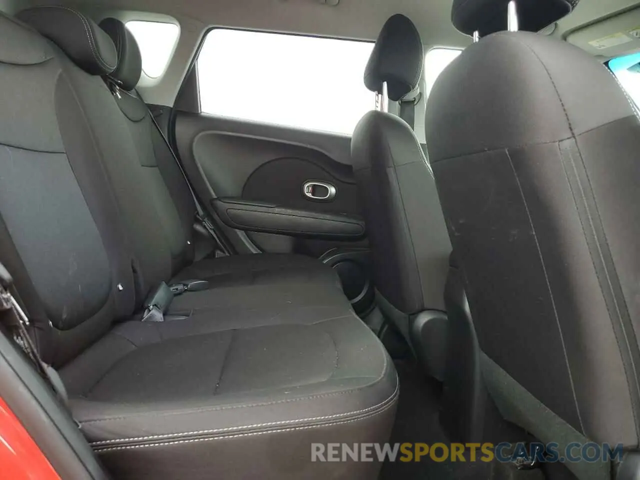 10 fotografías del automóvil dañado KNDJN2A20K7685192 KIA SOUL 2019