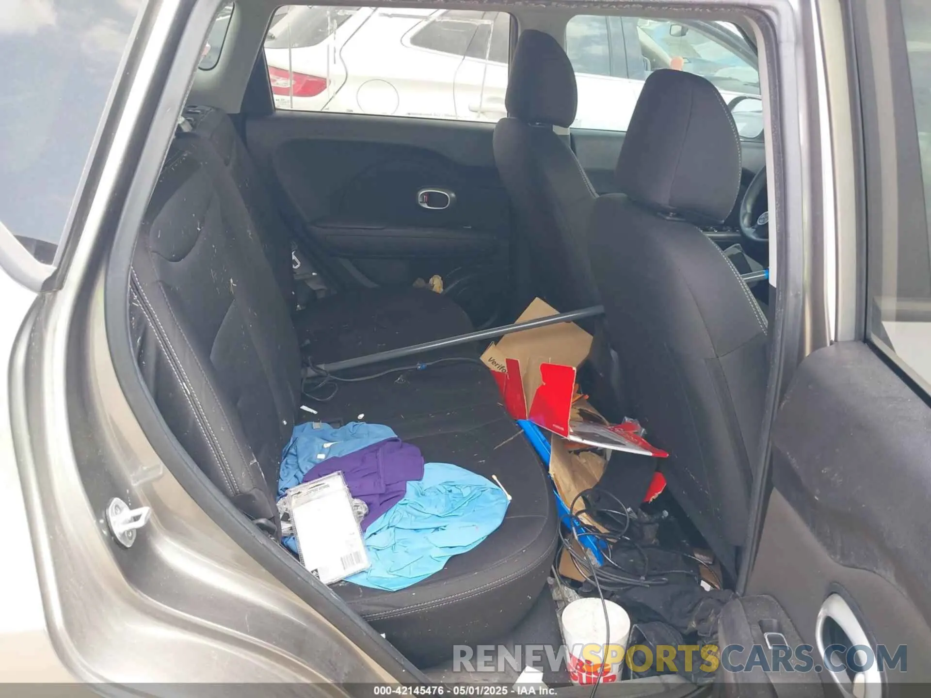 8 fotografías del automóvil dañado KNDJN2A22K7003994 KIA SOUL 2019