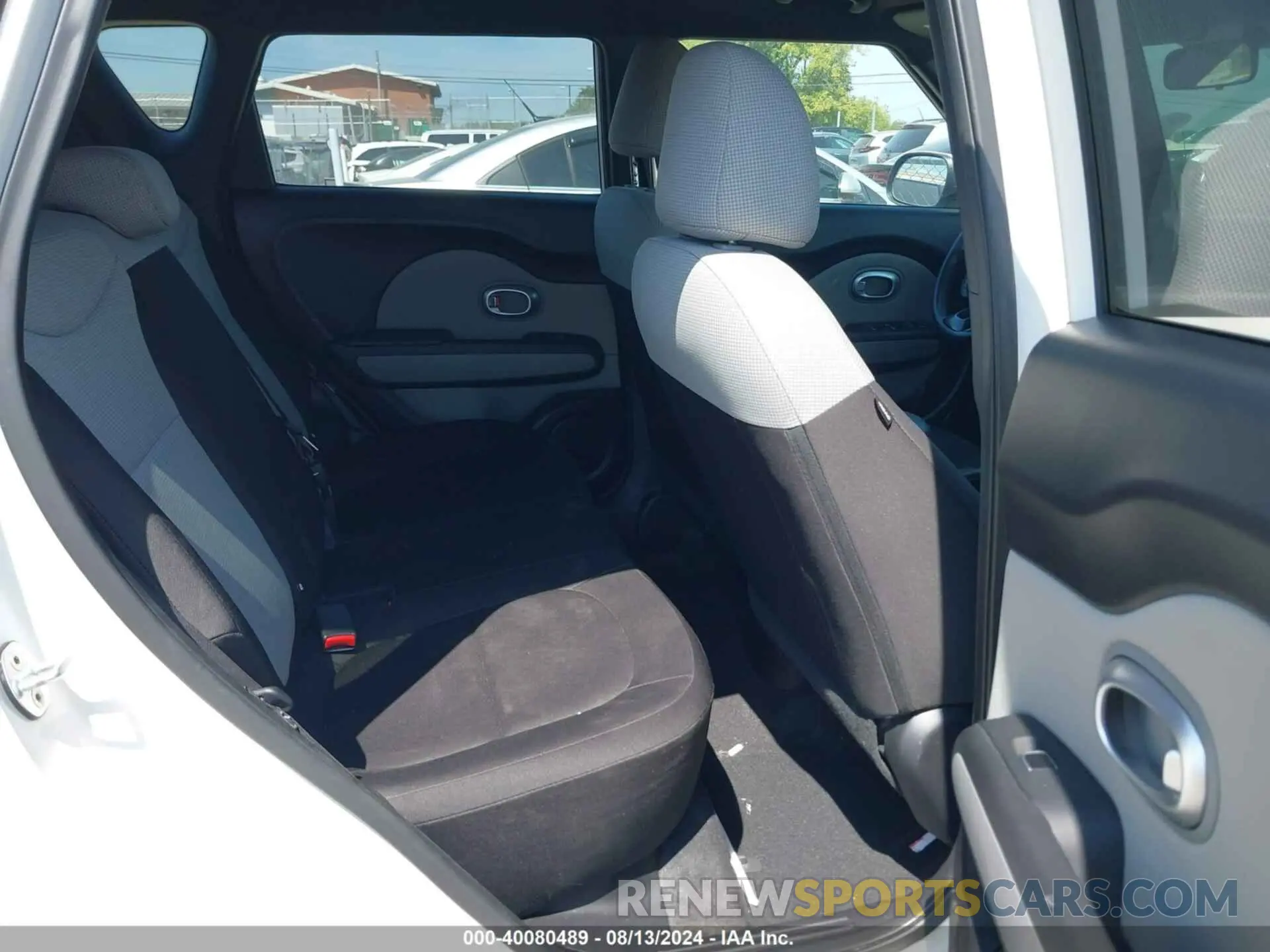 8 fotografías del automóvil dañado KNDJN2A22K7685999 KIA SOUL 2019