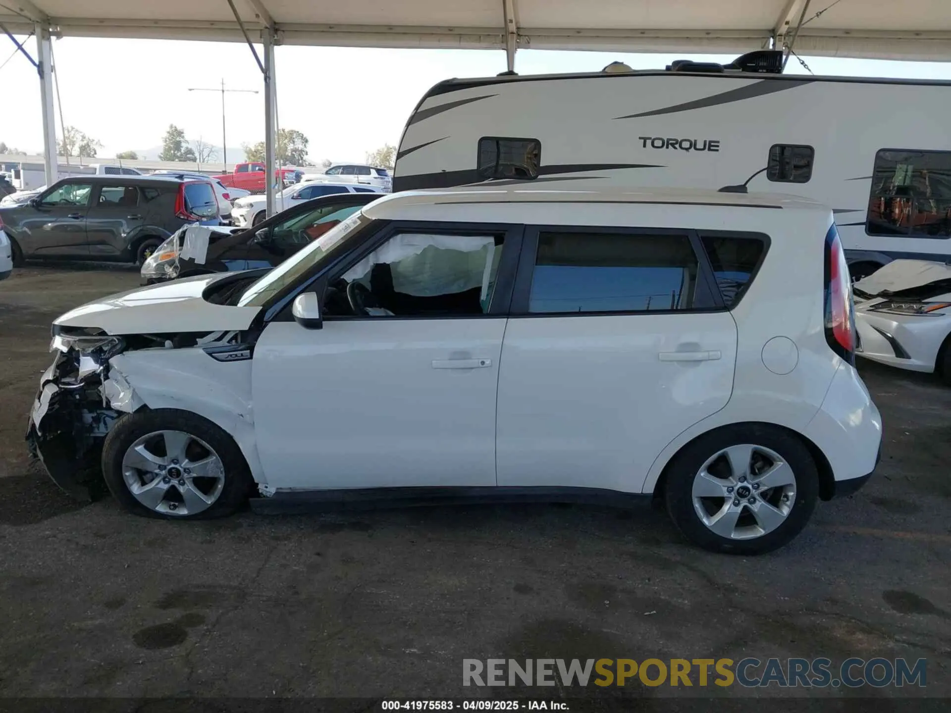 15 fotografías del automóvil dañado KNDJN2A23K7019489 KIA SOUL 2019