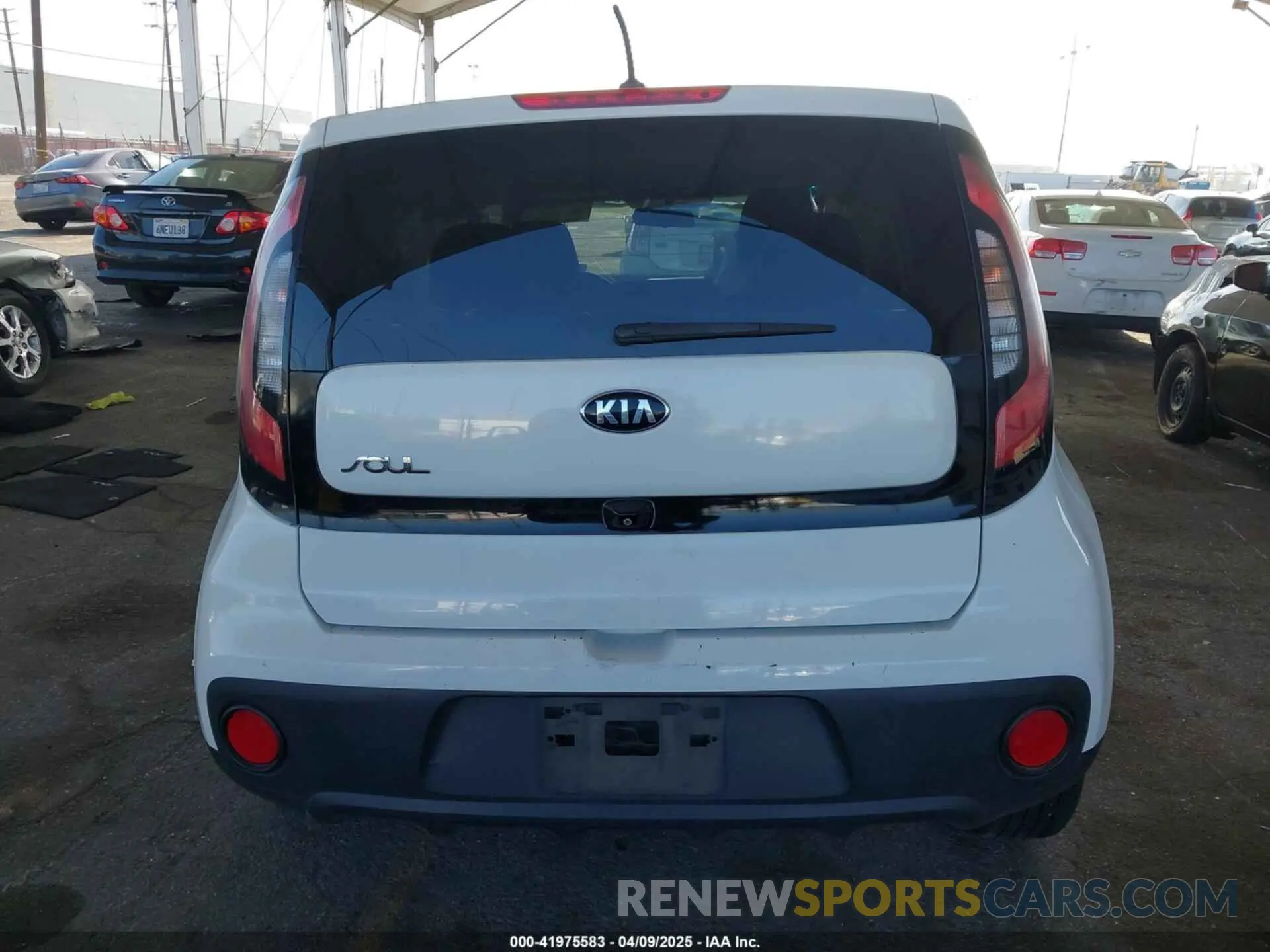 17 fotografías del automóvil dañado KNDJN2A23K7019489 KIA SOUL 2019