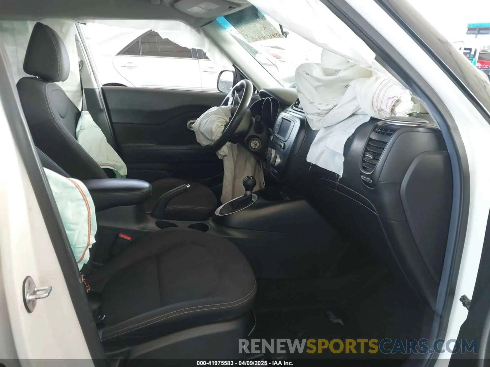 5 fotografías del automóvil dañado KNDJN2A23K7019489 KIA SOUL 2019