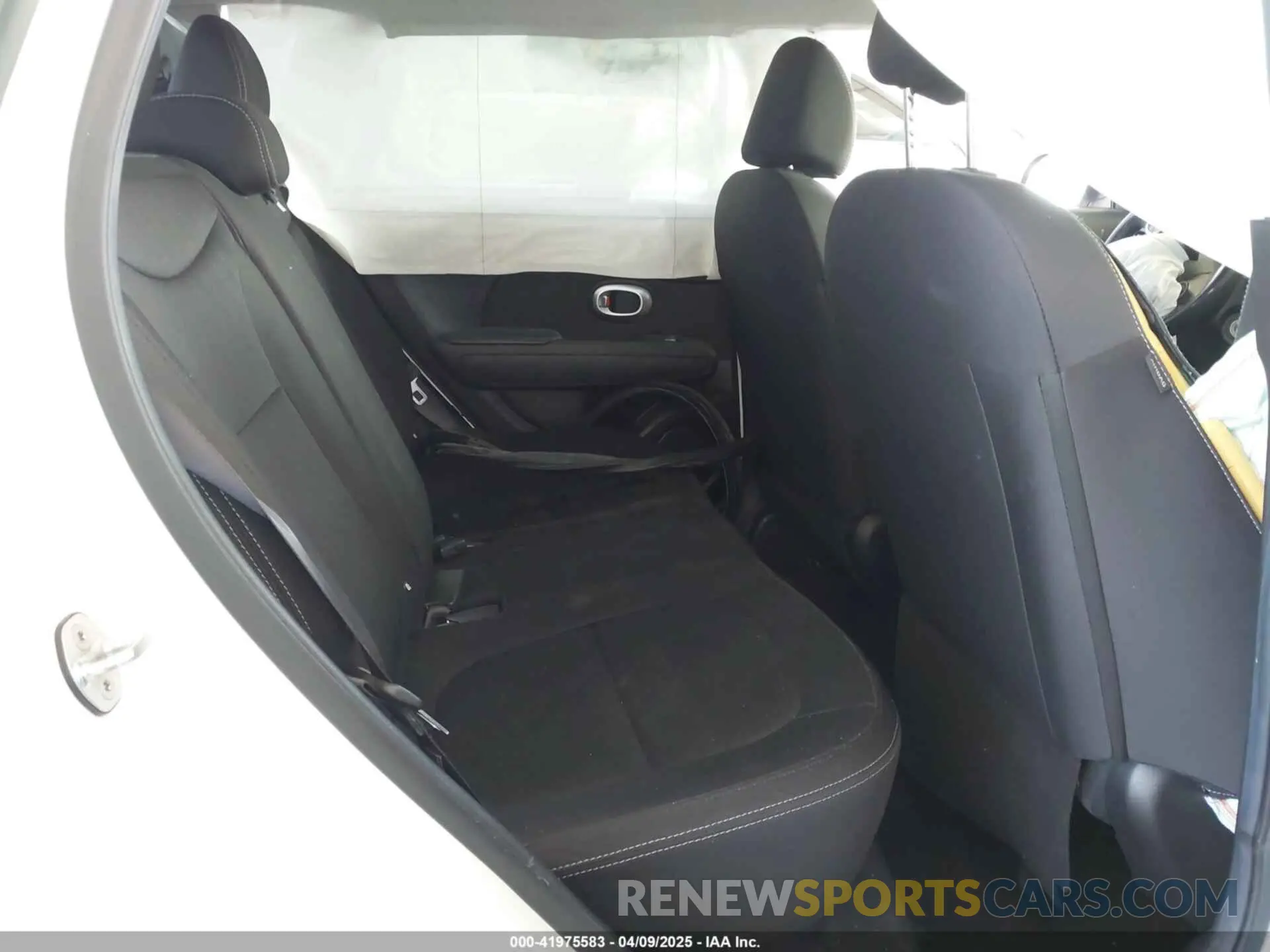 8 fotografías del automóvil dañado KNDJN2A23K7019489 KIA SOUL 2019