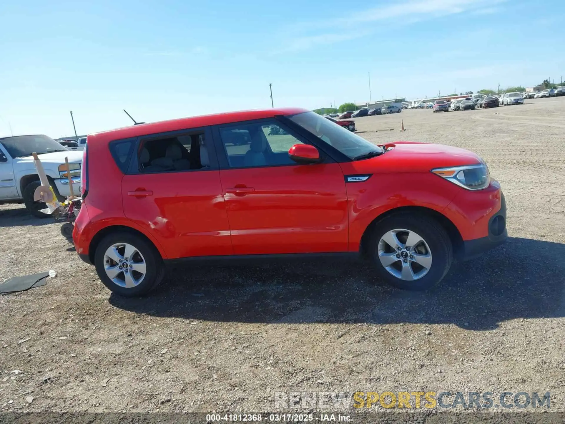 13 fotografías del automóvil dañado KNDJN2A23K7661999 KIA SOUL 2019