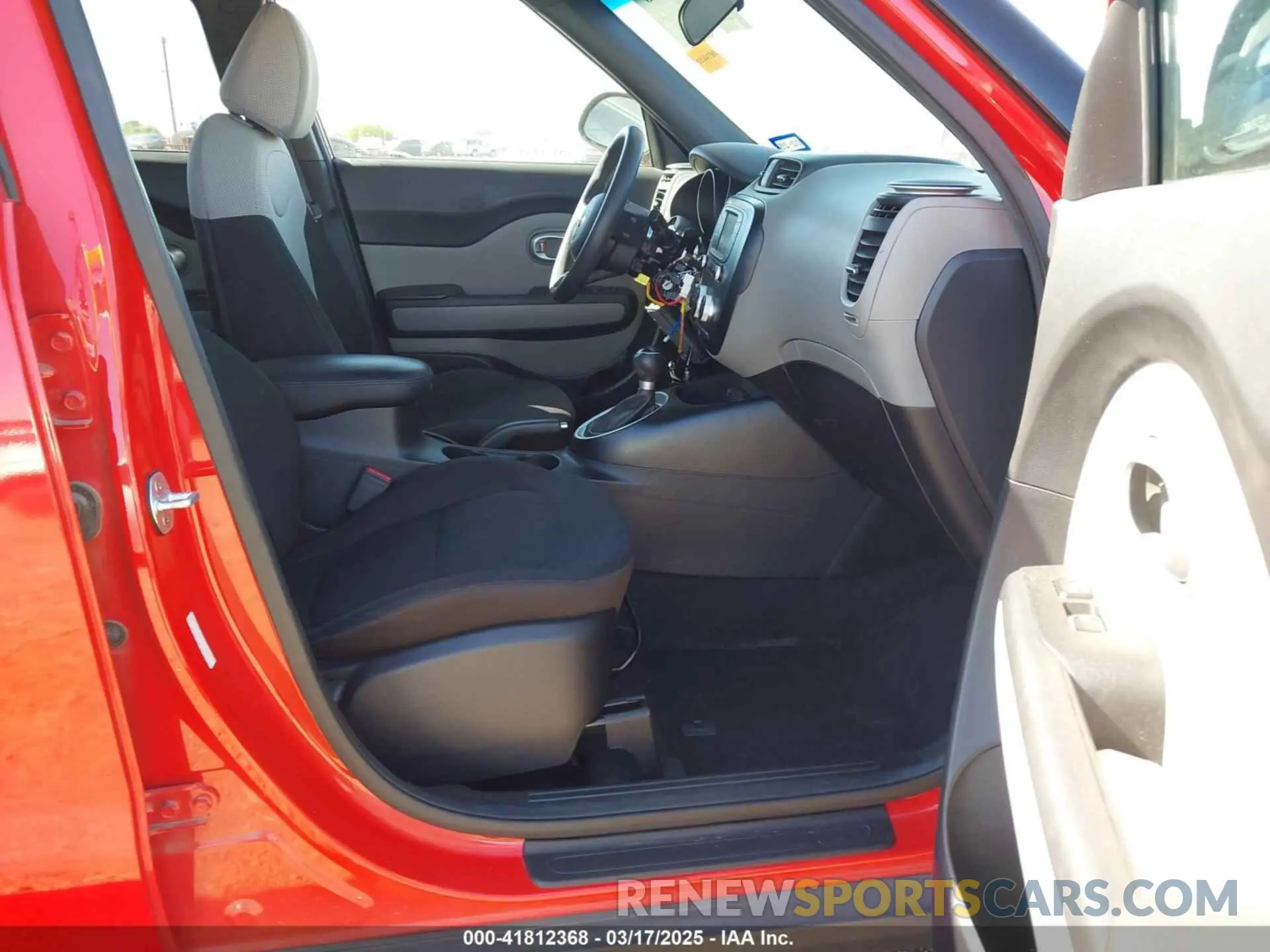 5 fotografías del automóvil dañado KNDJN2A23K7661999 KIA SOUL 2019