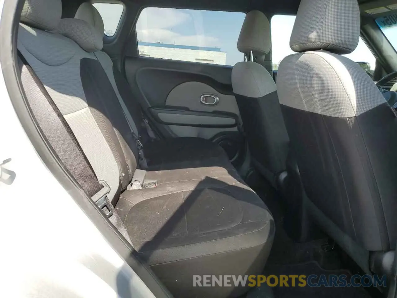 10 fotografías del automóvil dañado KNDJN2A23K7683873 KIA SOUL 2019