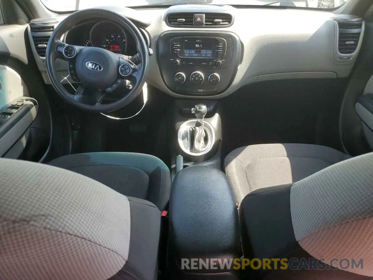 8 fotografías del automóvil dañado KNDJN2A23K7683873 KIA SOUL 2019